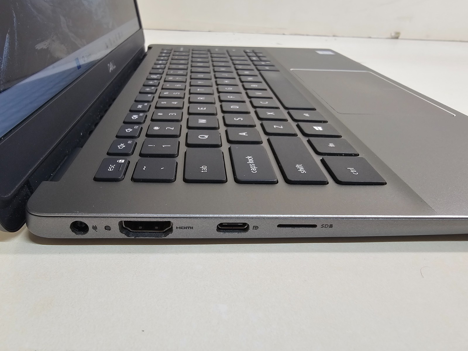 Dell Latitude 3301 Laptop – 1.8 GHz i7-8565U 8GB 256GB SSD Wi-Fi Webcam 13.3″ 2