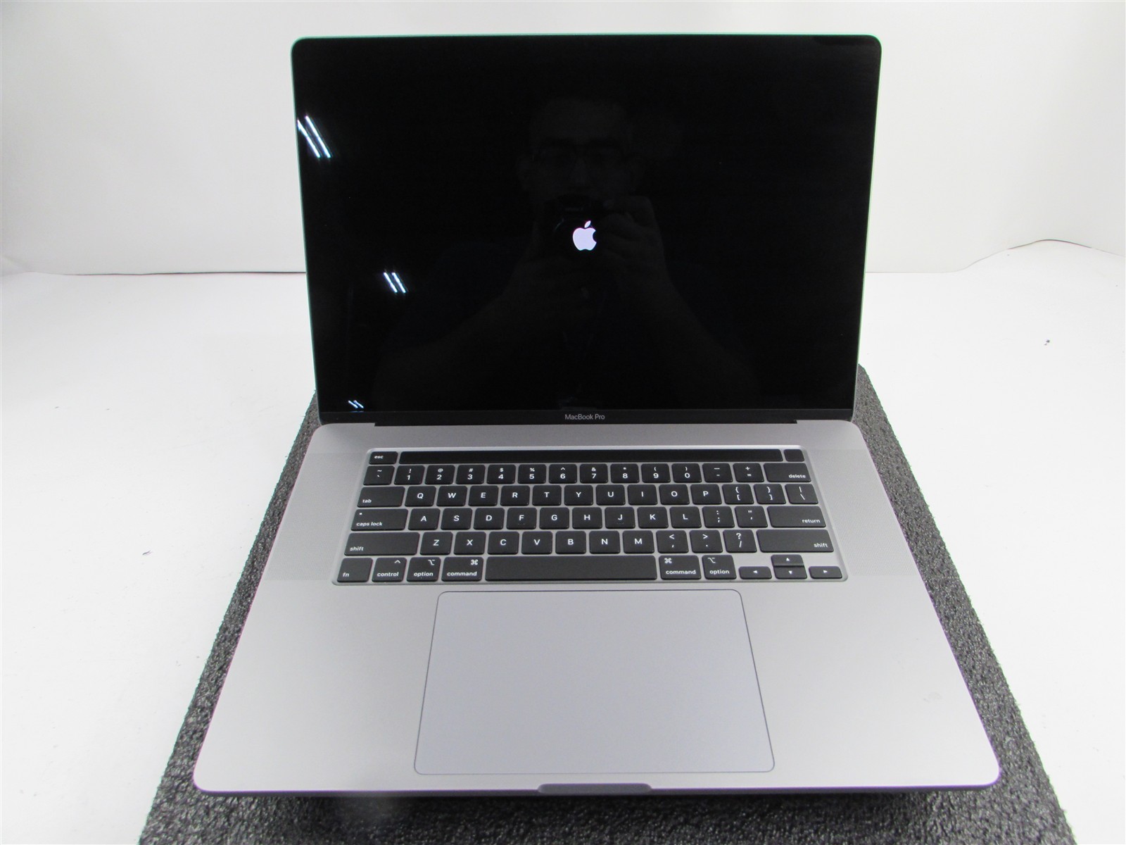 APPLE MACBOOK PRO A2141 3072X1920 I9-9980Hk 1TB SSD 32GB RAM AMD GPU NO O.S