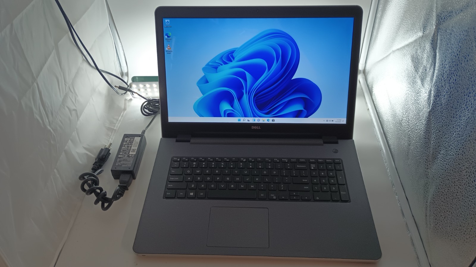 11061 Inspiron5755 Gamer w/Charger.Radeon R5.8GB.250GB SSD.17.3″.Optical.W11.
