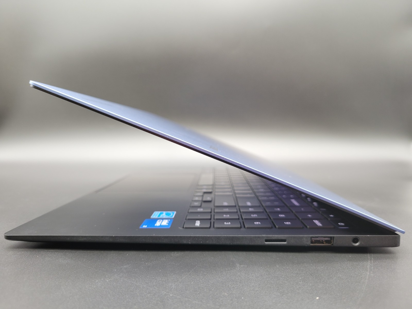 Samsung Chromebook Plus 15.6″ AMOLED Laptop Core 3 100U 8GB 256GB UFS XE550XGA