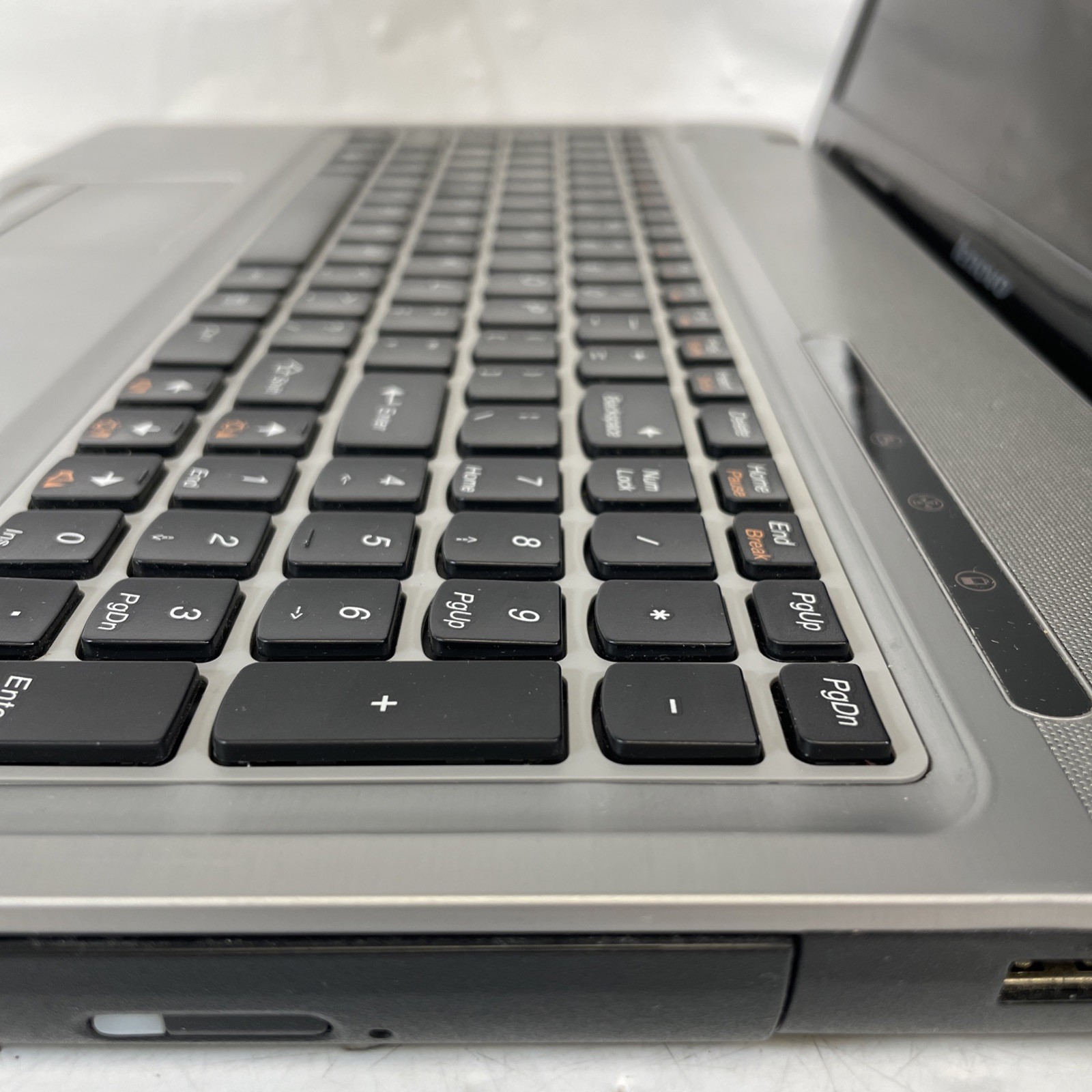 Lenovo IdeaPad Z560 15.6 Notebook Intel i3-380M 2.53GHz 4GB RAM 320GB HDD Win10