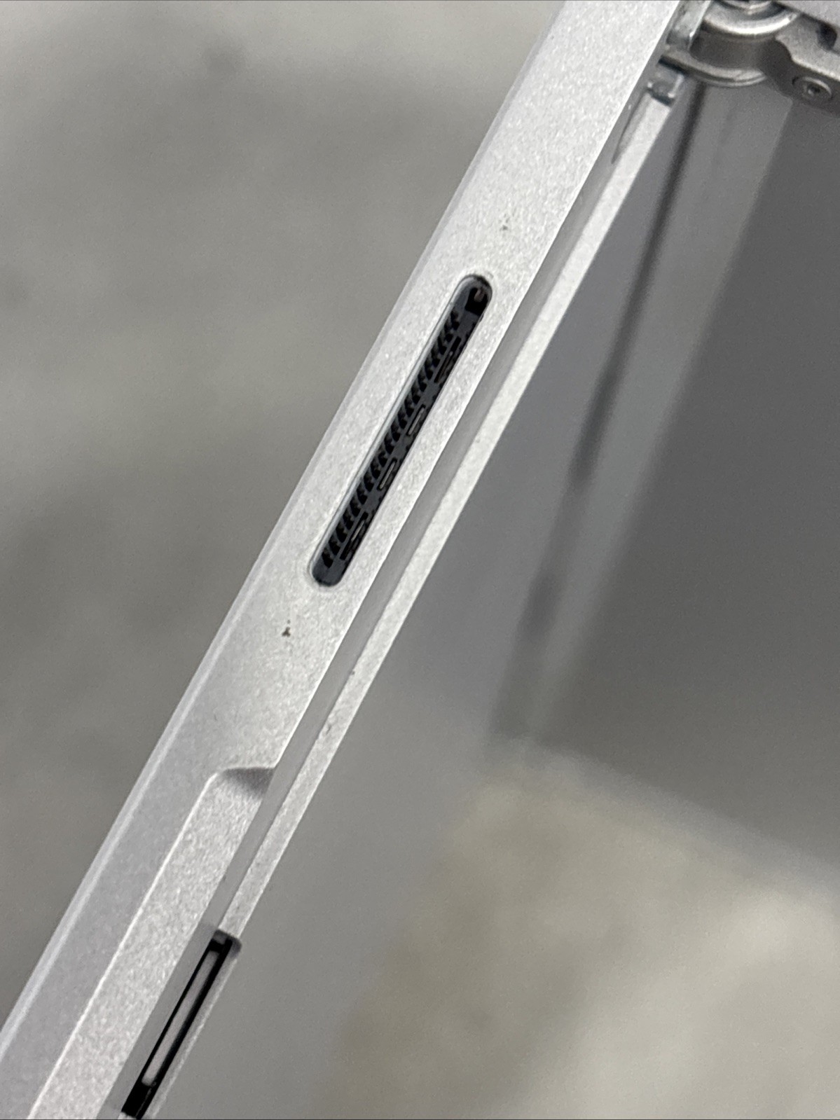 Microsoft Surface Pro 7 (1866) 12.3″ (256GB, Intel i5 10th, 16GB) – *LCD Spot*