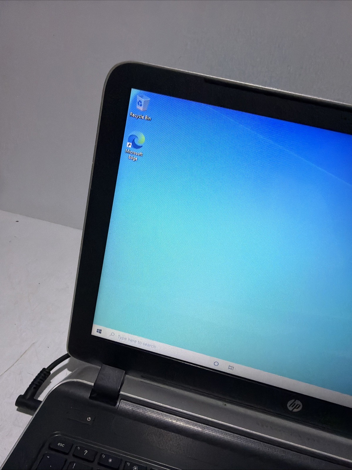 Hp Pavilion 15 Laptop i3-4030U 6gb Ram 750gb HDD Windows 10 Home No P/S