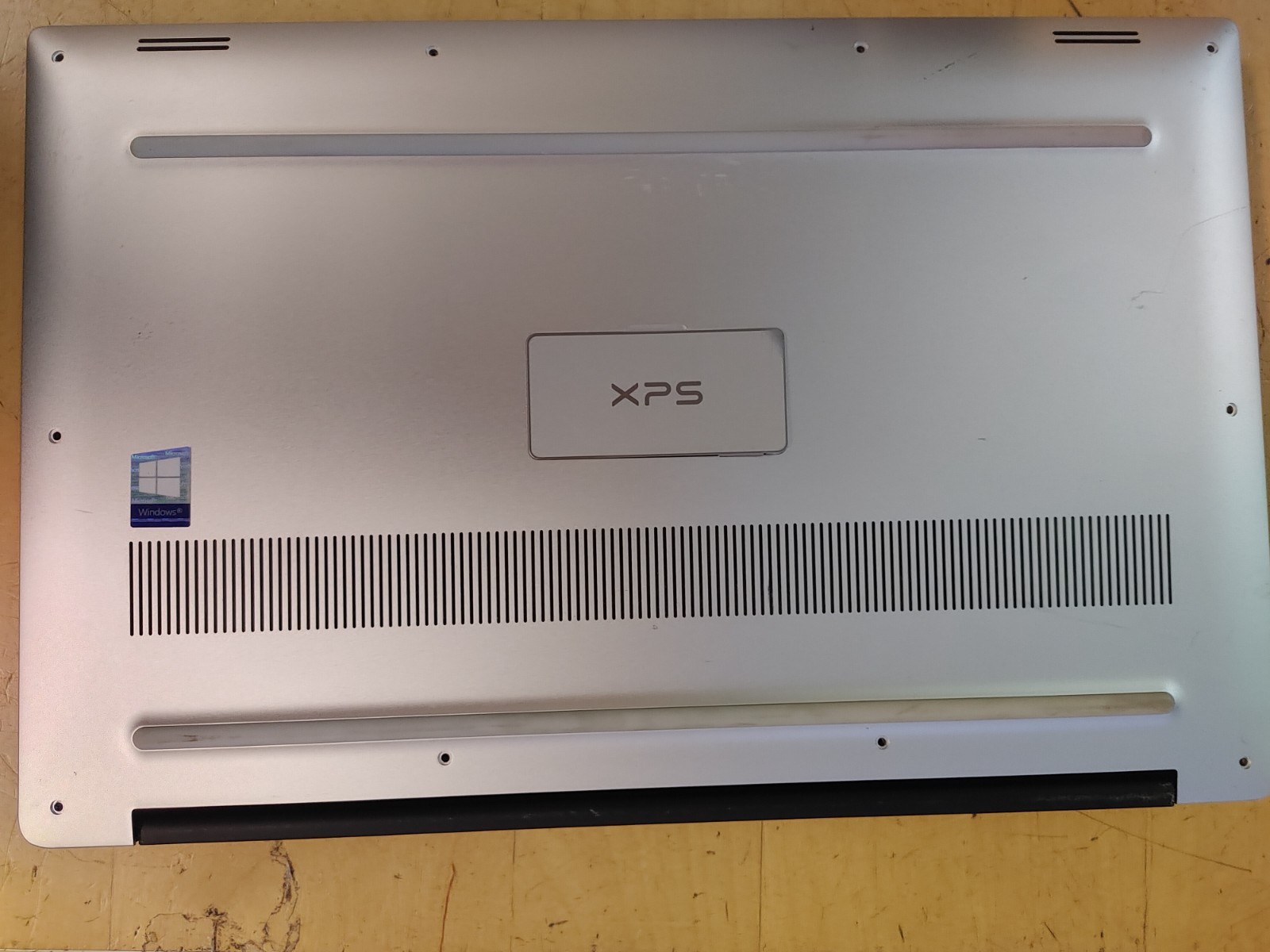Dell XPS 9570 Core i7-8750H@2.20GHz, 8GB RAM , NO SSD , FOR PARTS/ REPAIR