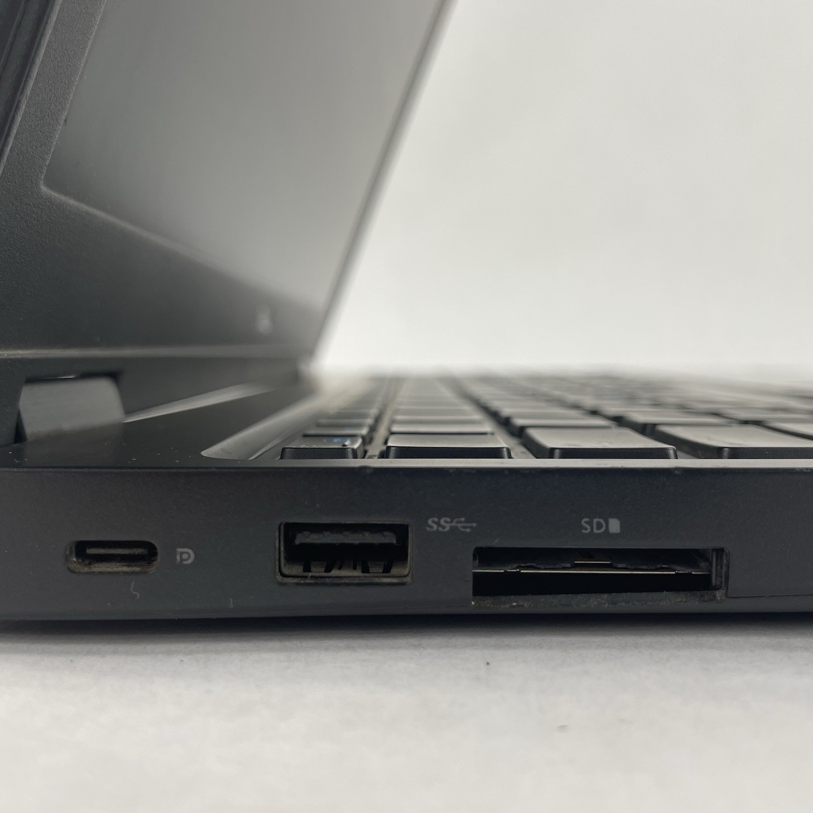Dell Latitude 5591 15.6″ i7-8850U 2.60 GHz 8 GB RAM No SSD No OS No Battery