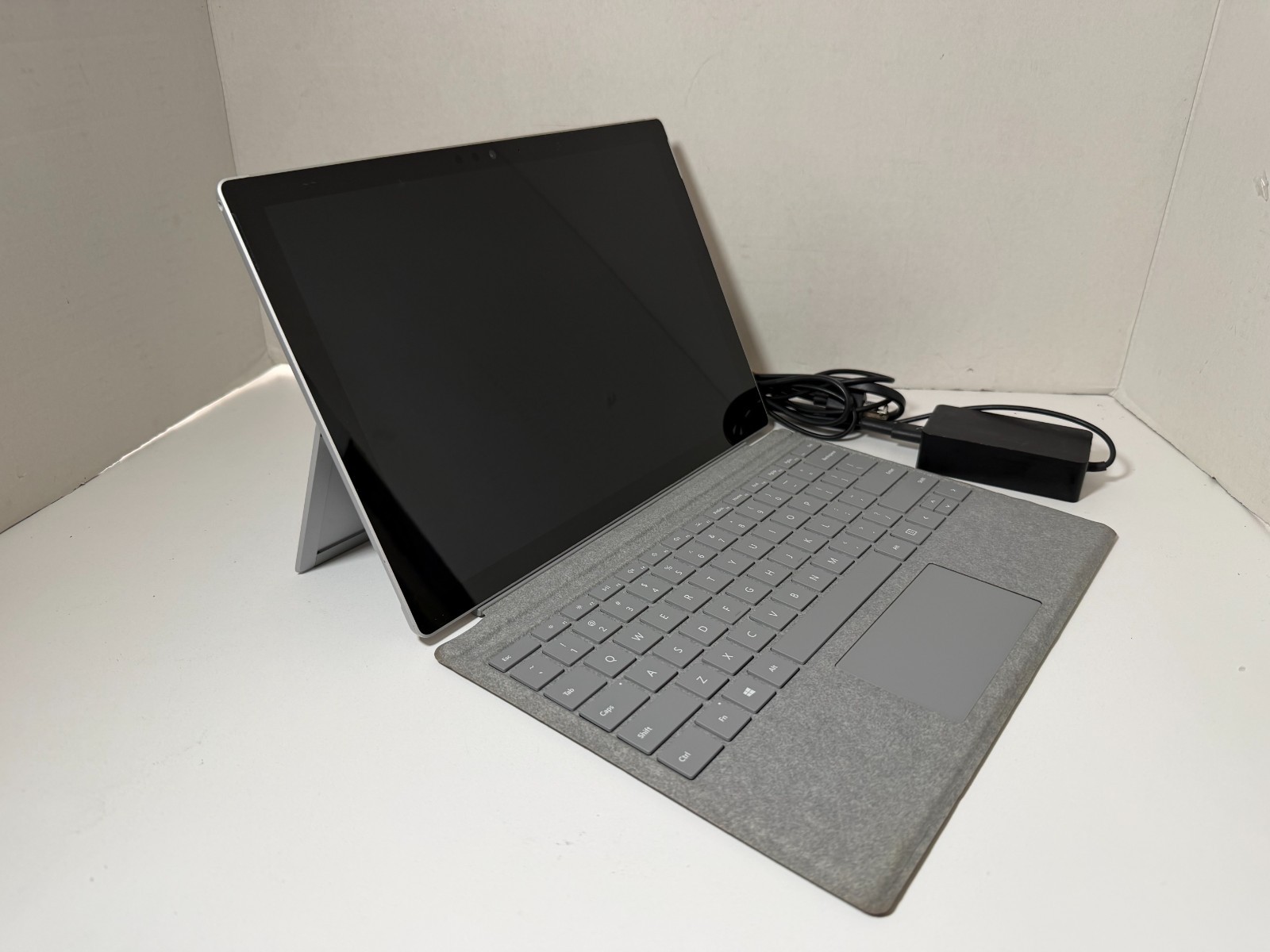 Microsoft Surface Pro 5 1796 12.6″ i7-7660U 8GB 256GB SSD with Keyboard