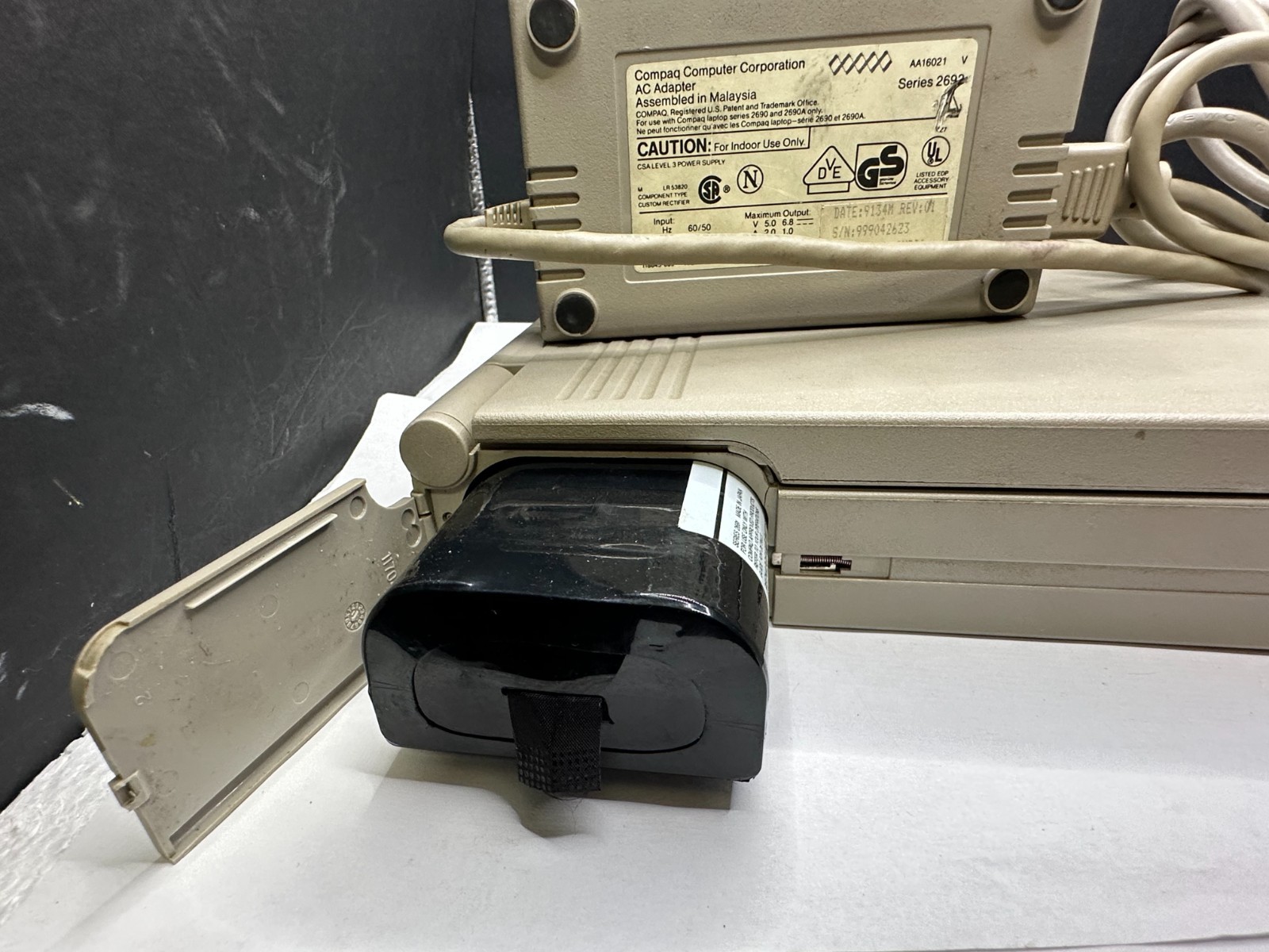 VINTAGE COMPAQ LTE/286 LAPTOP W/ AC ADAPTER, STRICTLY AS IS FOR PARTS/REPAIR!