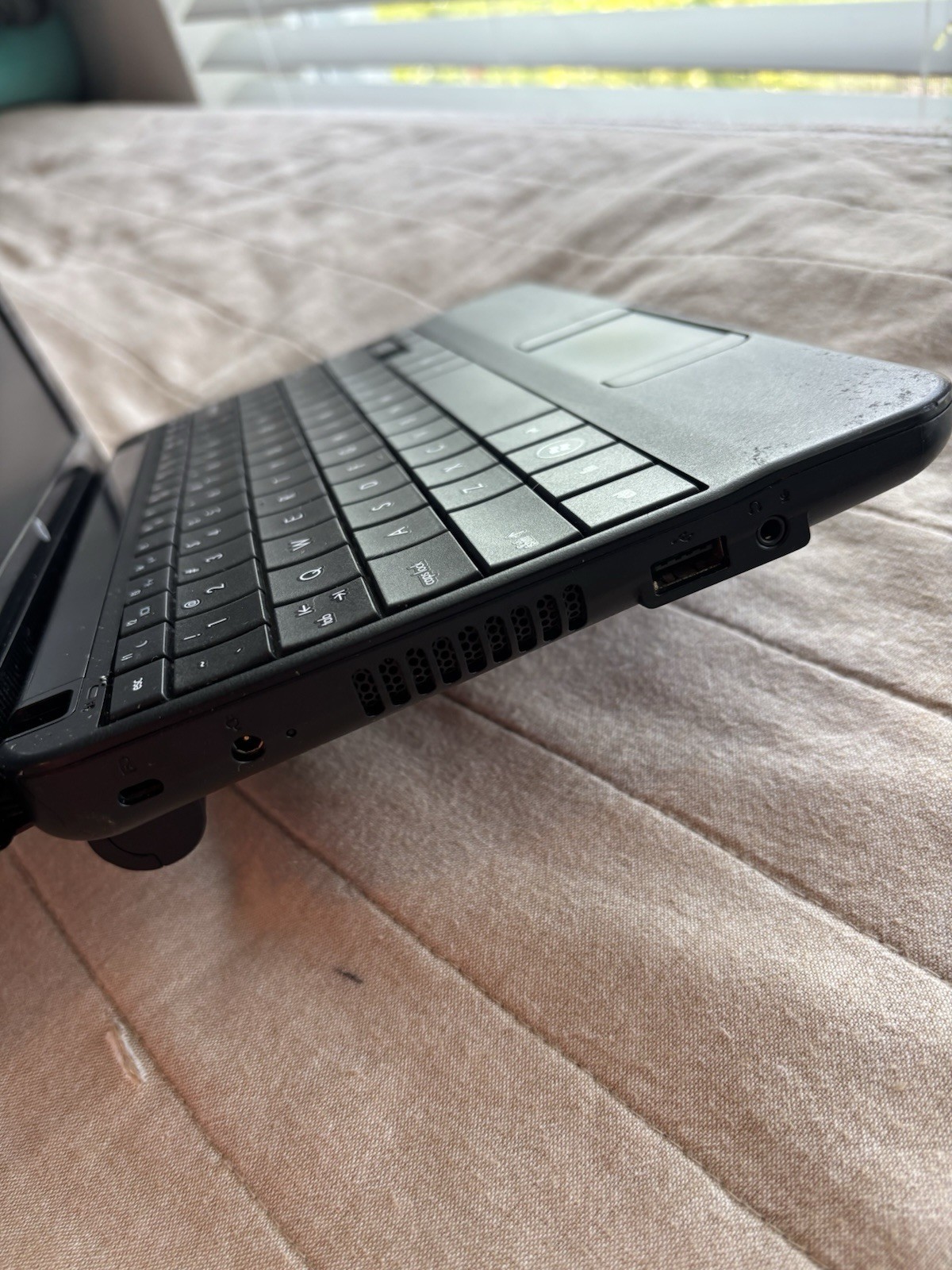 HP Mini 110-3530nr 10.1″ Black Netbook Computer (no charger) Powers On Read Desc