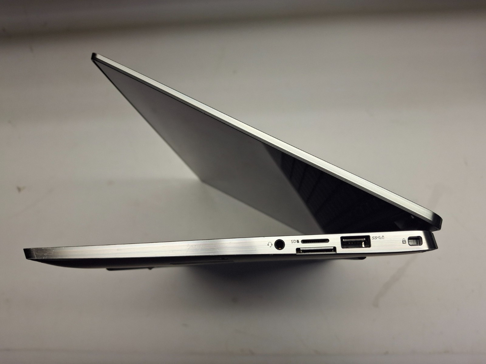 Dell Latitude 7400 2-in-1 14″ Laptop i7-8665U 16GB RAM 256GB NVMe Win 11P Touch