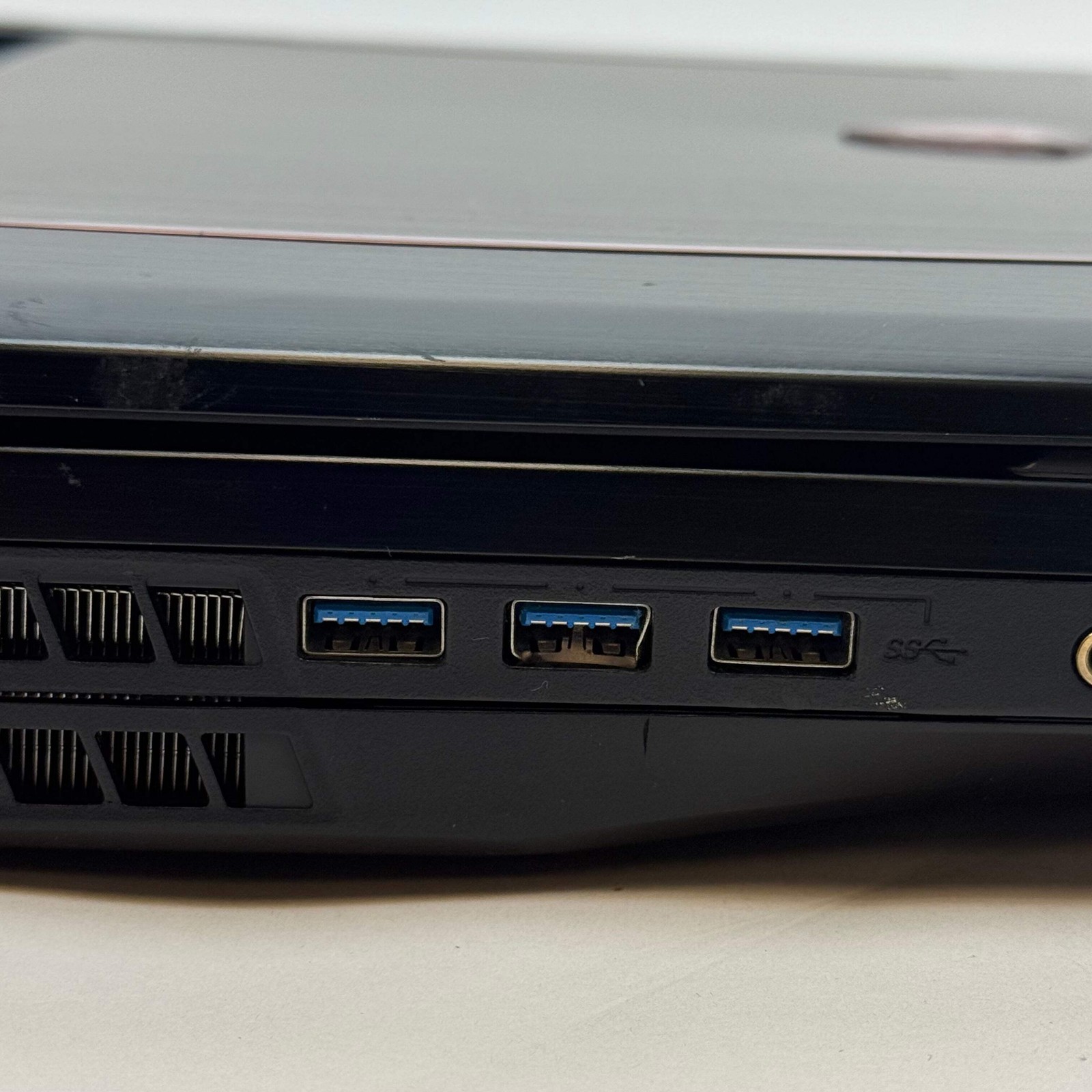 MSI Titan GT75 8RF 17.3″ i7-8850H 2.6GHz 64GB 256GB GTX 1080 Bent USB Read