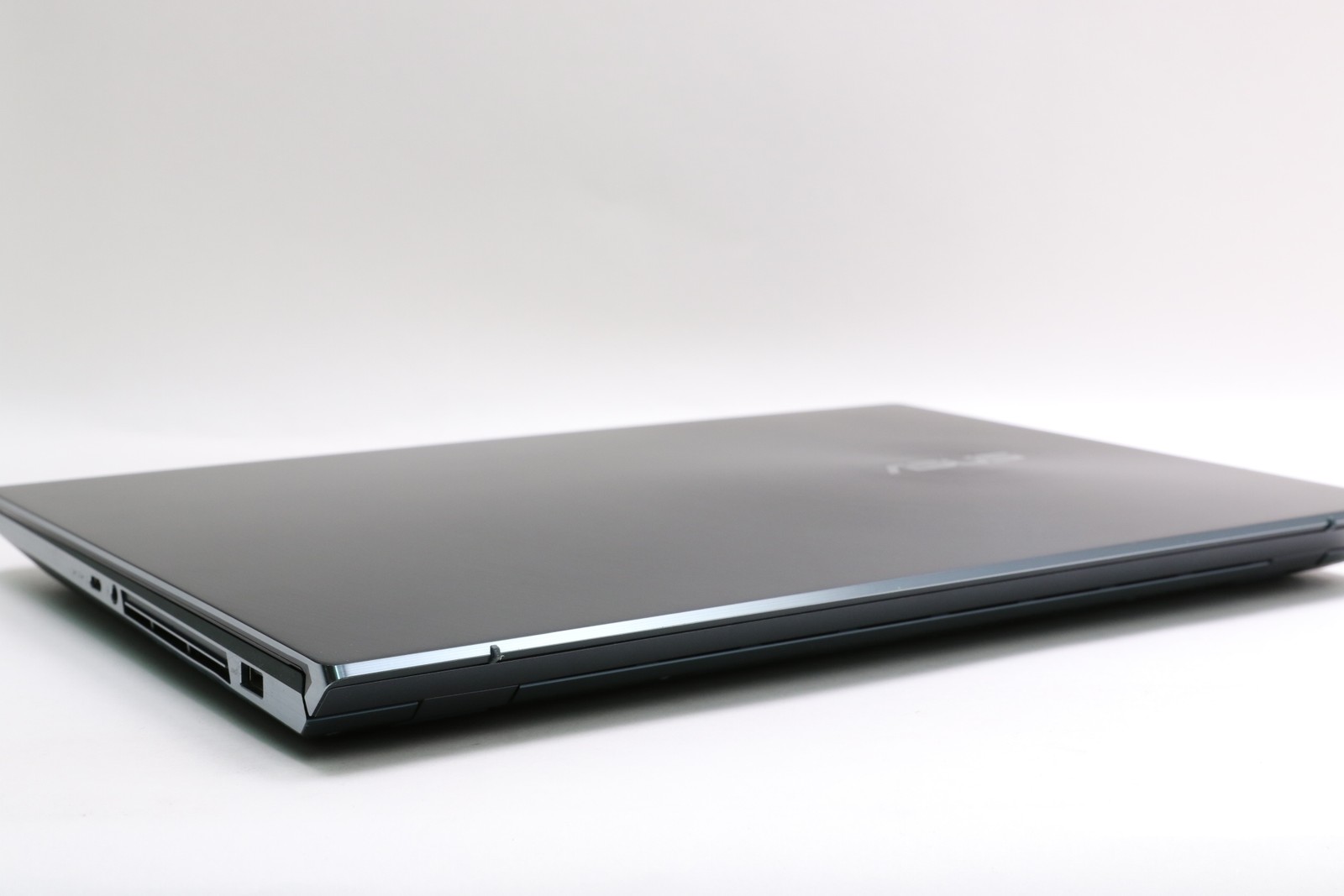 READ! 15″ Asus Zenbook Pro Duo UX581GV, i7-9750H, 16GB, 1TB