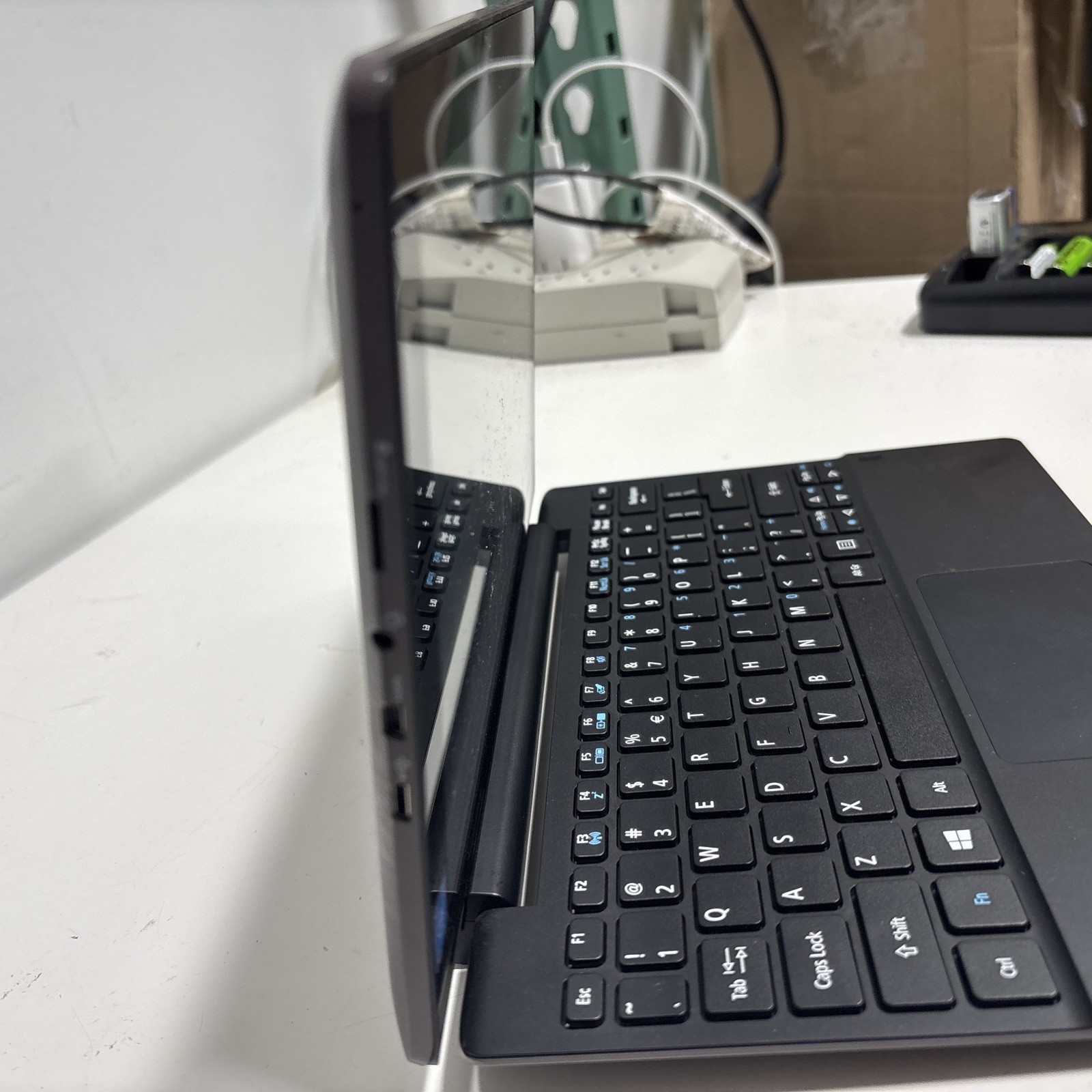 Acer Aspire 10e SW3-016 2-in-1 Multi-Touch Laptop/Tablet 1.44 GHz Windows 10