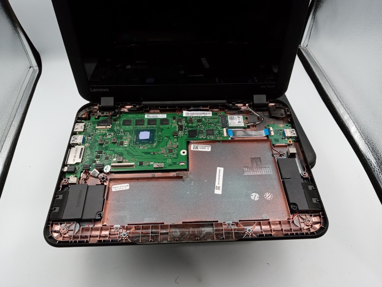 Lot of 8 – Lenovo N22 / N23 Chromebook Laptops – FOR PARTS – VARIOUS ISSUES -RR