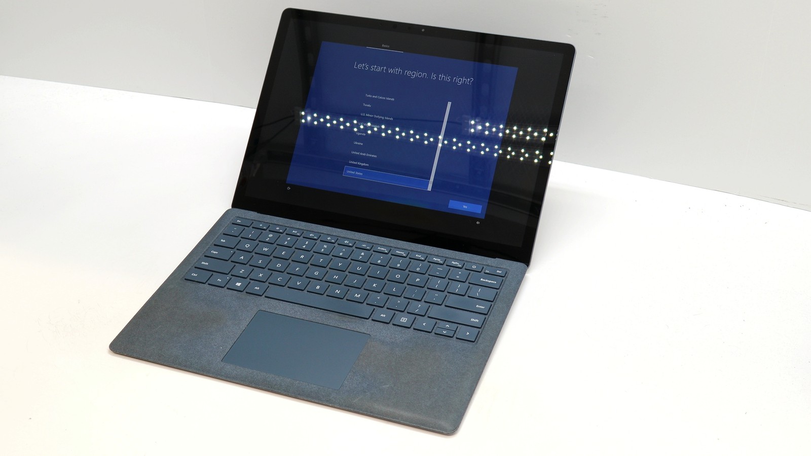 Microsoft Surface Laptop 14″ i7-7660u 16GB 512GB – Fair READ DESC