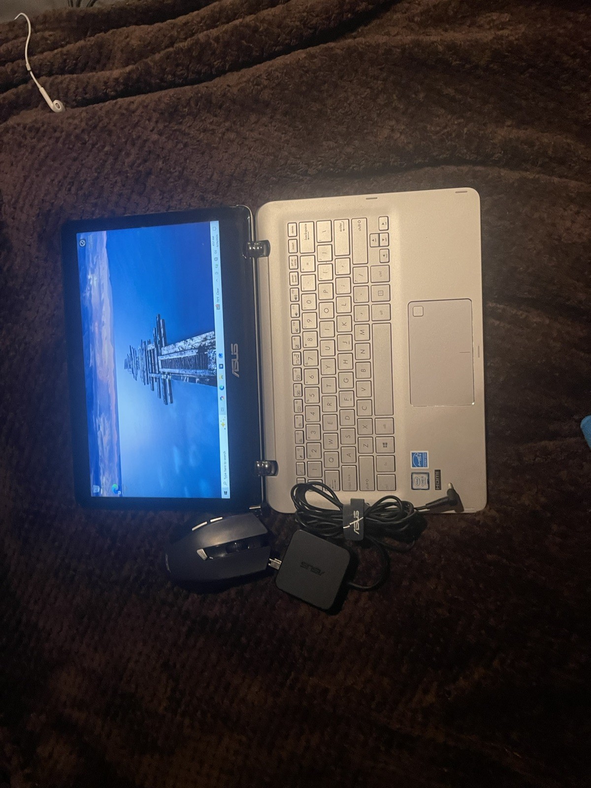 ASUS Q304U 13.3″ 2-in-1 Intel Core i5-7200U @2.50GHz 8GB Ram 1TB HDD / Win10E