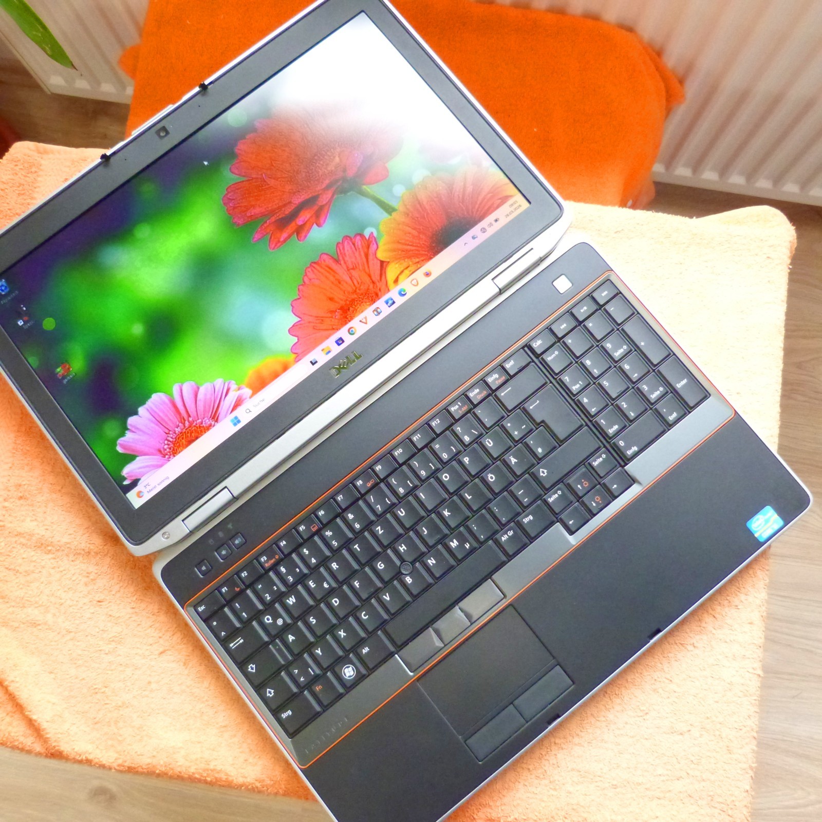 XL Lot of DOCK Dell E6520 METAL Business 15″ HD l Windows 11 SSD TURBO i5