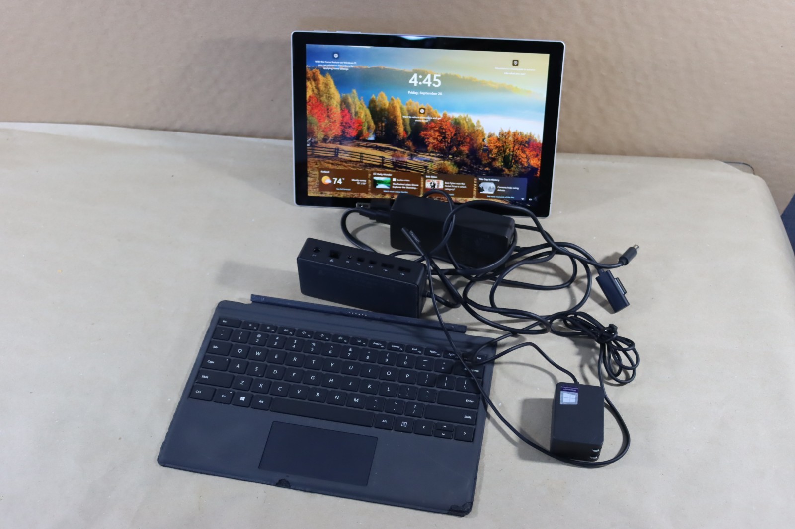 Microsoft Surface Pro 5 i5-7300U 8GB RAM 256GB Wi-Fi + LTE