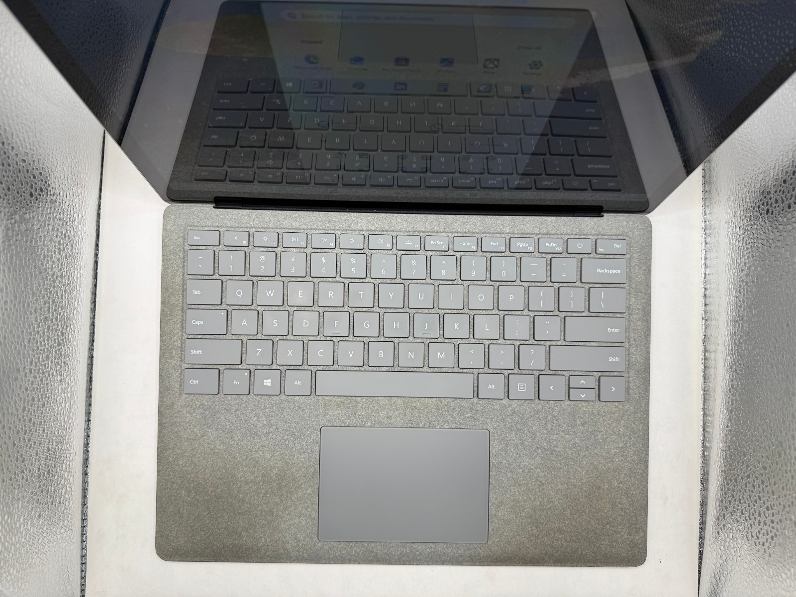 Microsoft Surface Laptop 13-inch (2017) – Core i7-7660U – 16 GB – SSD 512 GB