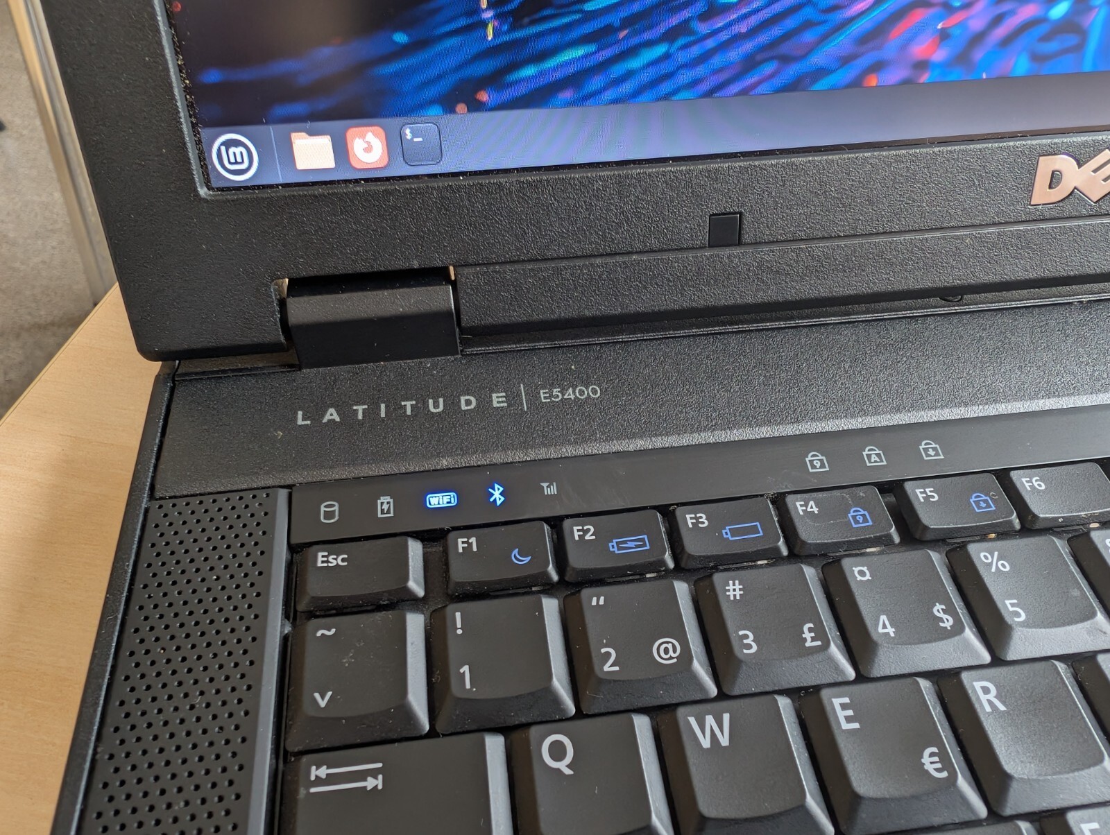 Dell Latitude E5400 / Core 2 Duo P8700 / 4GB RAM / 120GB SSD