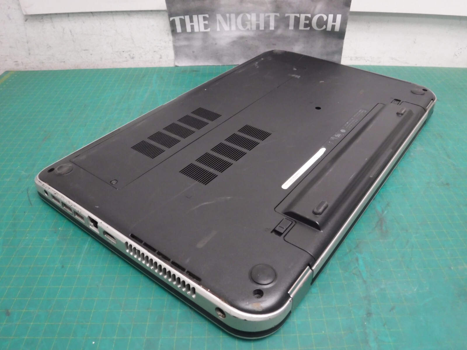 Dell Inspiron 5721 i7-3537U 17″ Intel core 2.0 GHz 8 GB Ram No HDD/OS/Battery