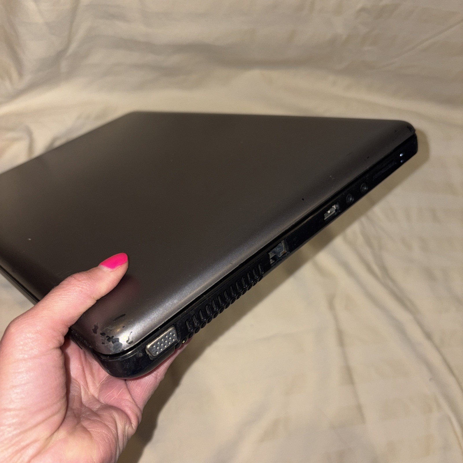 HP 2000-412NR Laptop 15.6″ AMD E-300/3GB RAM/320GB HDD/Radeon HD/Win 10 Home