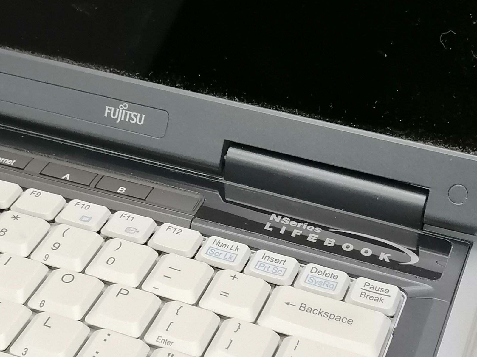FOR PARTS 15″ Fujitsu Lifebook FPC06005AK (Pentium 4 /2.8 GHz/512 MB RAM/NO HDD)
