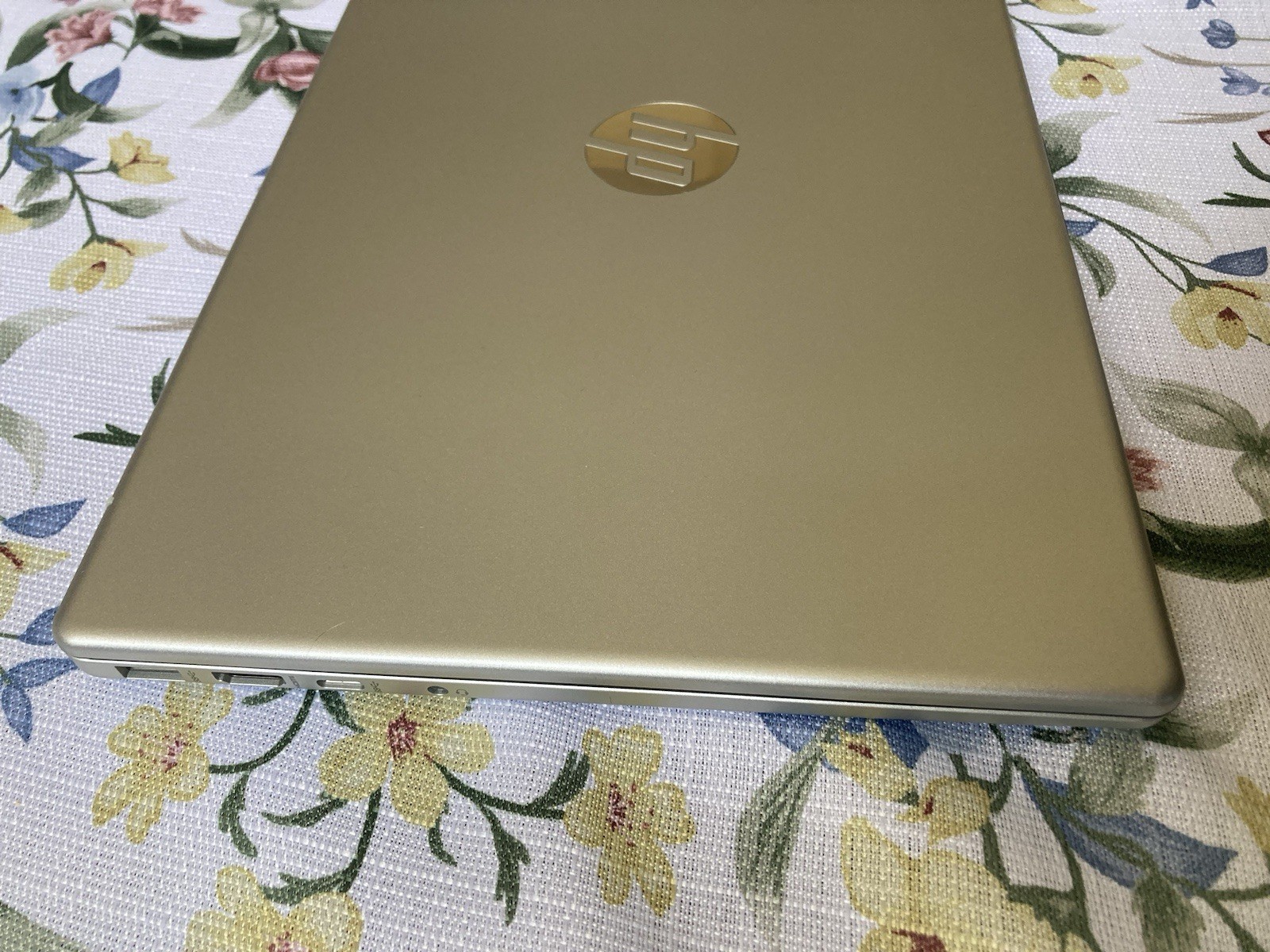 HP Laptop 14-em0022wm 14in FHD AMD Athlon 4GB 256GB SSD Win11 Silver new no box