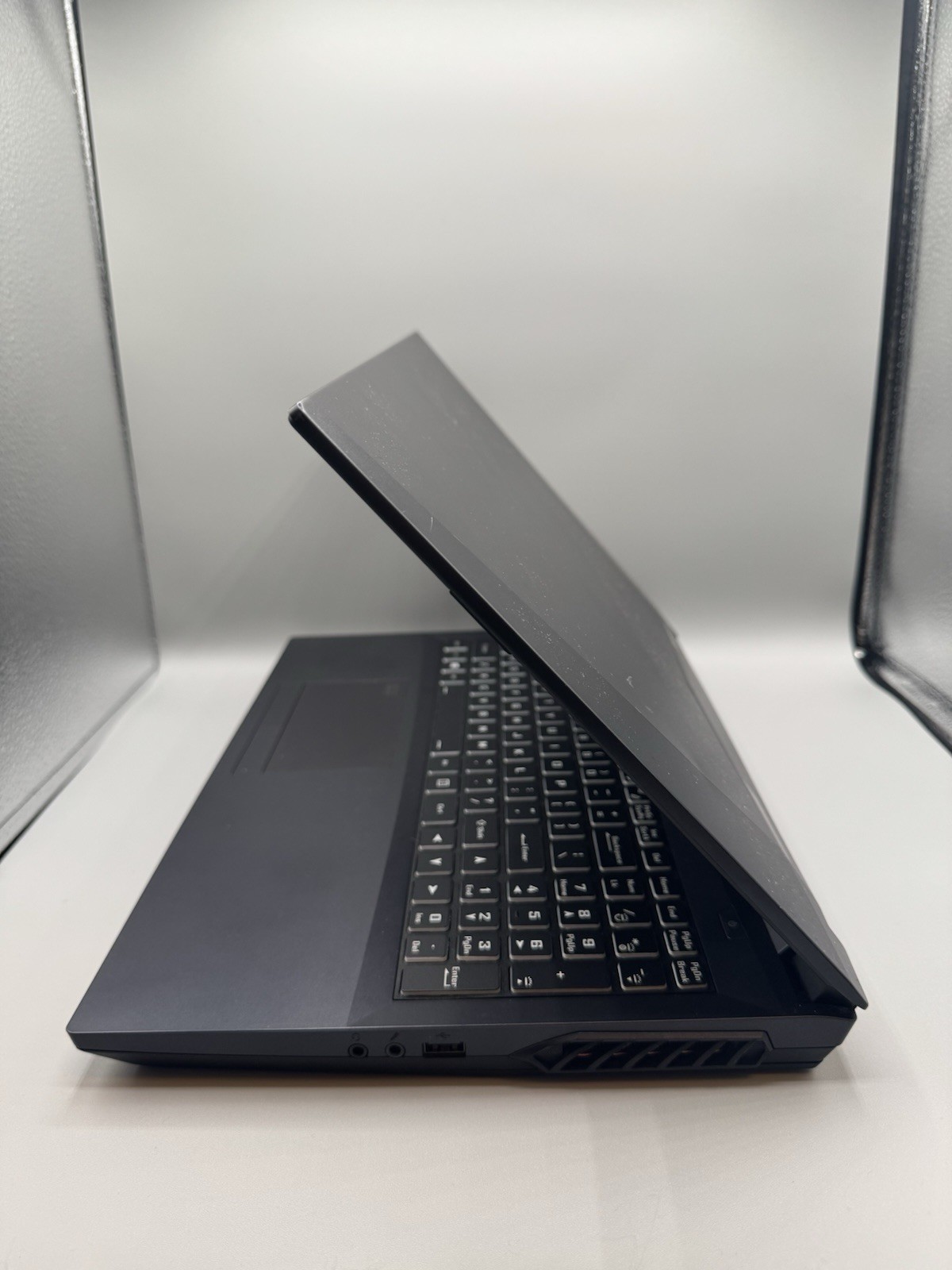 Eluktronics THICC-15 Ryzen 9 3950X 16-Core RTX 2070 32GB/960GB Gaming Laptop