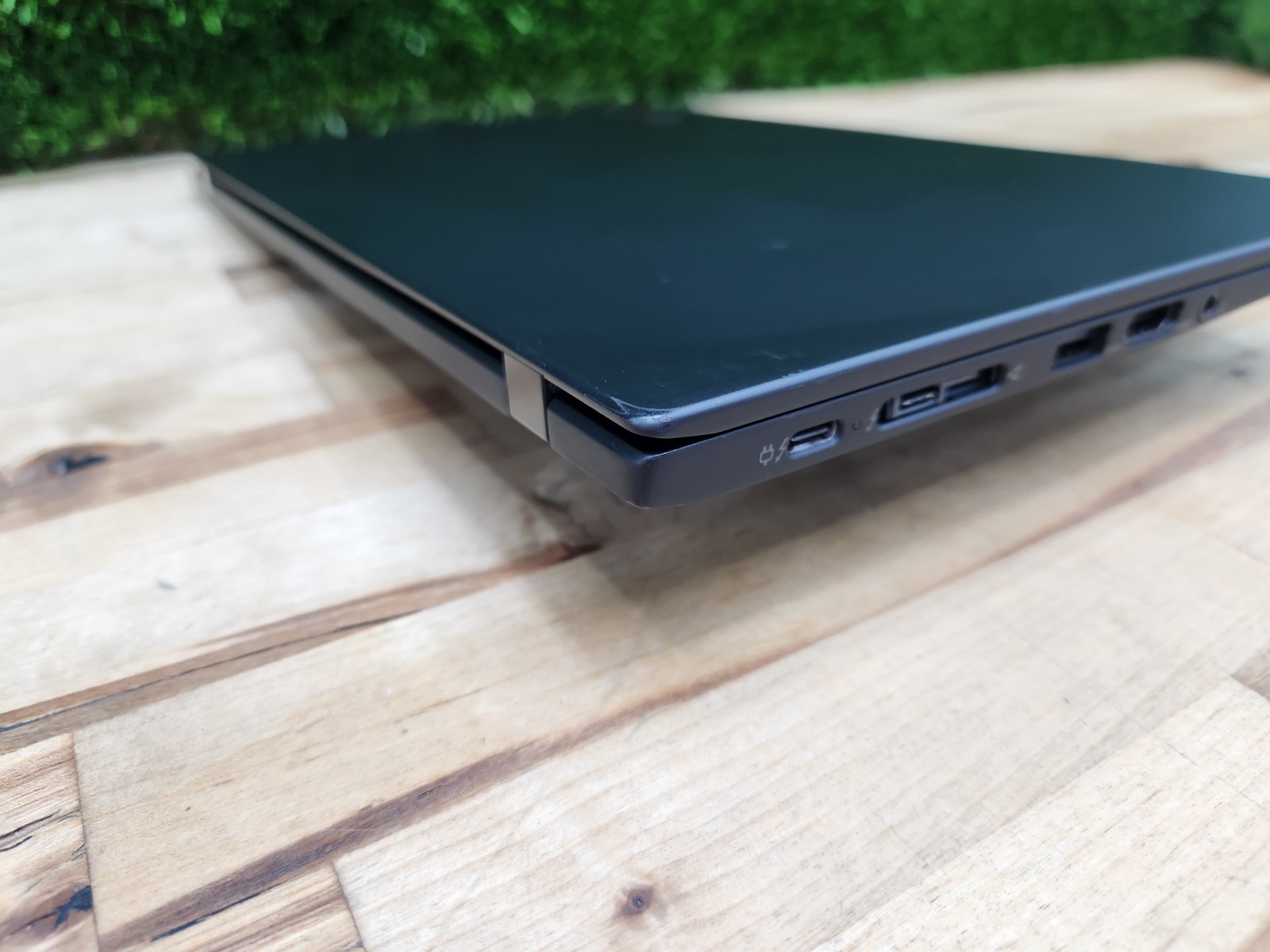 Lenovo ThinkPad X1 Carbon Gen 8 14″ QHD i7-10610U 16GB 256GB SSD Windows 11 Pro~