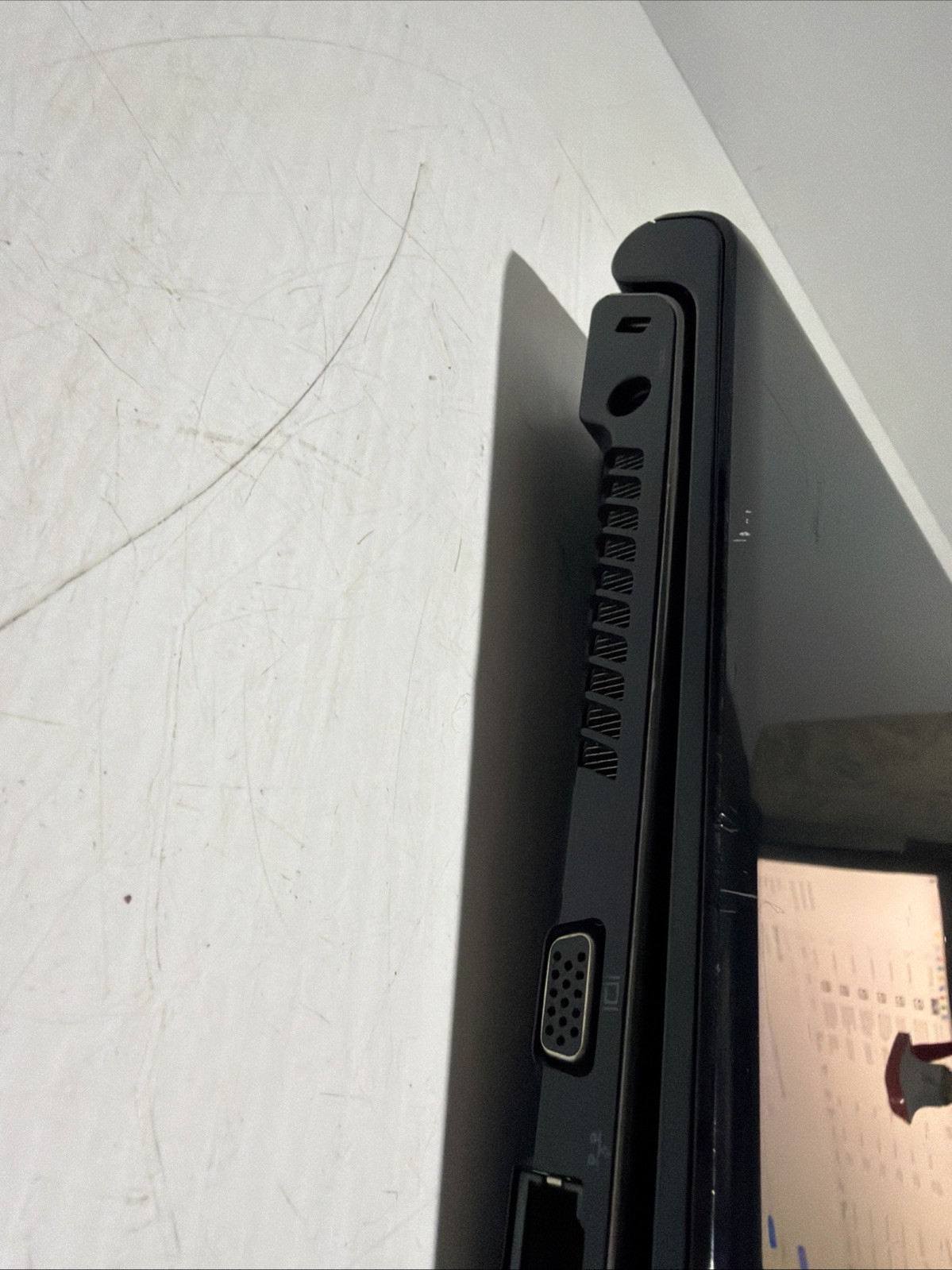 Dell Inspiron 1564 15″ Laptop i3-M330 4gb Ram No Drives Boots Bios Read Desc.