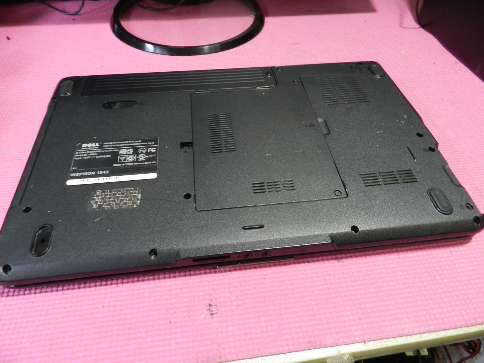 Dell Inspiron 1545 Core2 Duo P8700 @2.53ghz/4gb/No HDD w/charger – needs battery