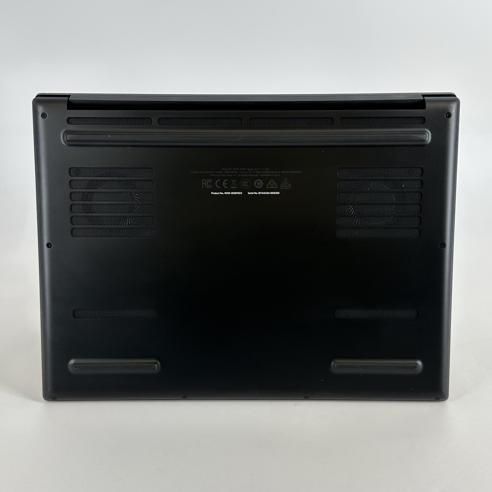 Razer Blade 14 240Hz QHD+ 4.0 GHz Ryzen 9 8945HS 32GB 1TB SSD NVIDIA RTX 4070