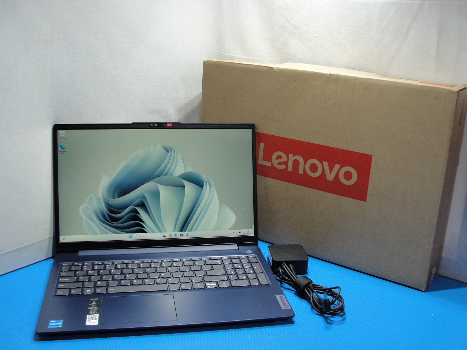 Lenovo IdeaPad Slim 3 15IRU8 15.6”FHD TOUCH Core i3-1315U 1.2GHz 8GB SSD 256GB