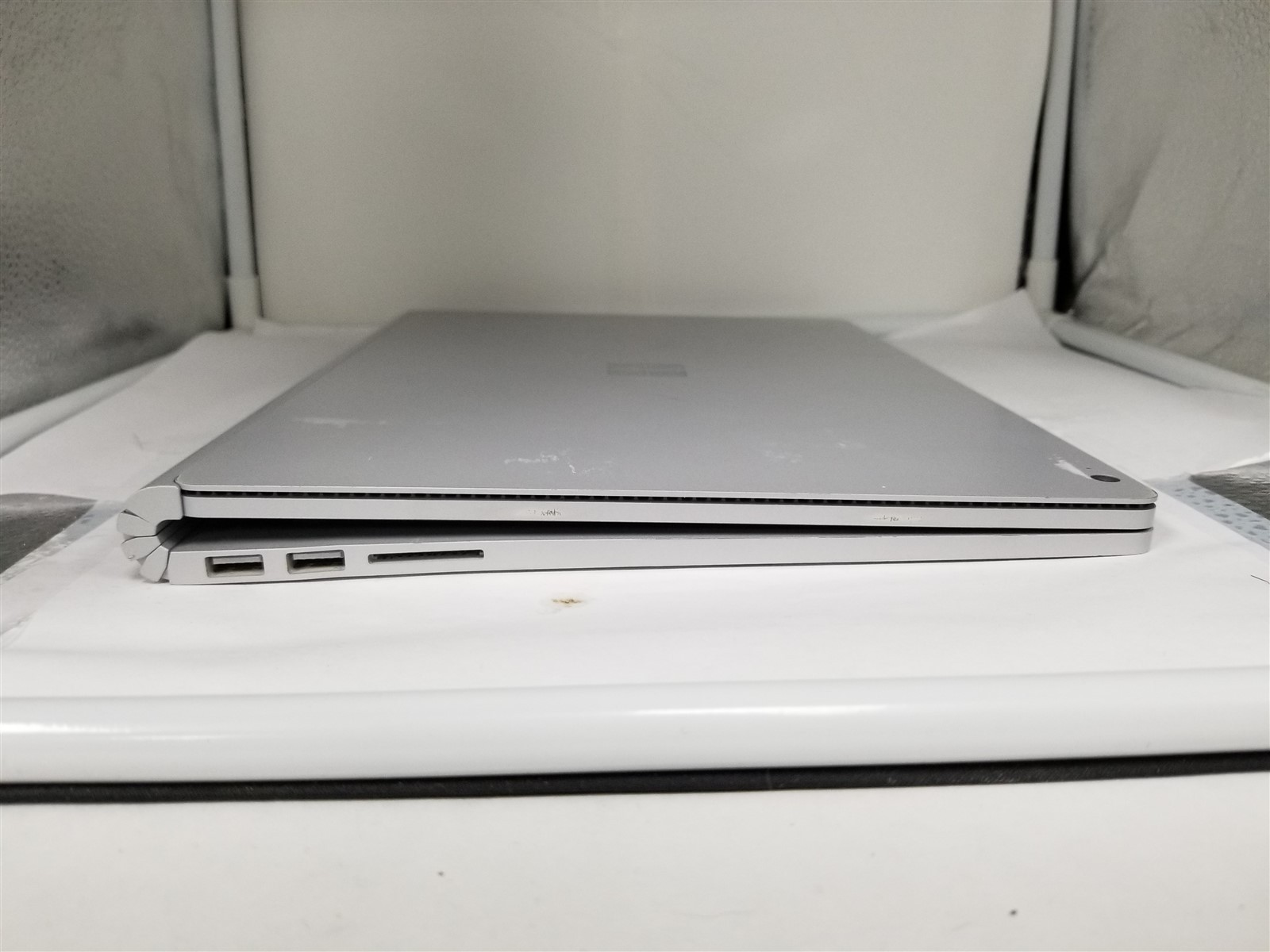 Microsoft Surface Book 2 Core i5 13.5″ 8GB/128GB Silver Details VD6182