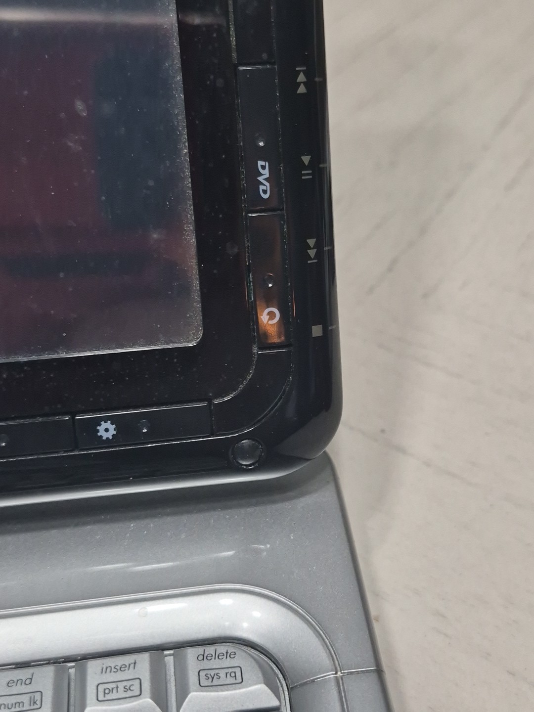 HP Pavilion 2000 *TURNS ON For A Second No Cord
