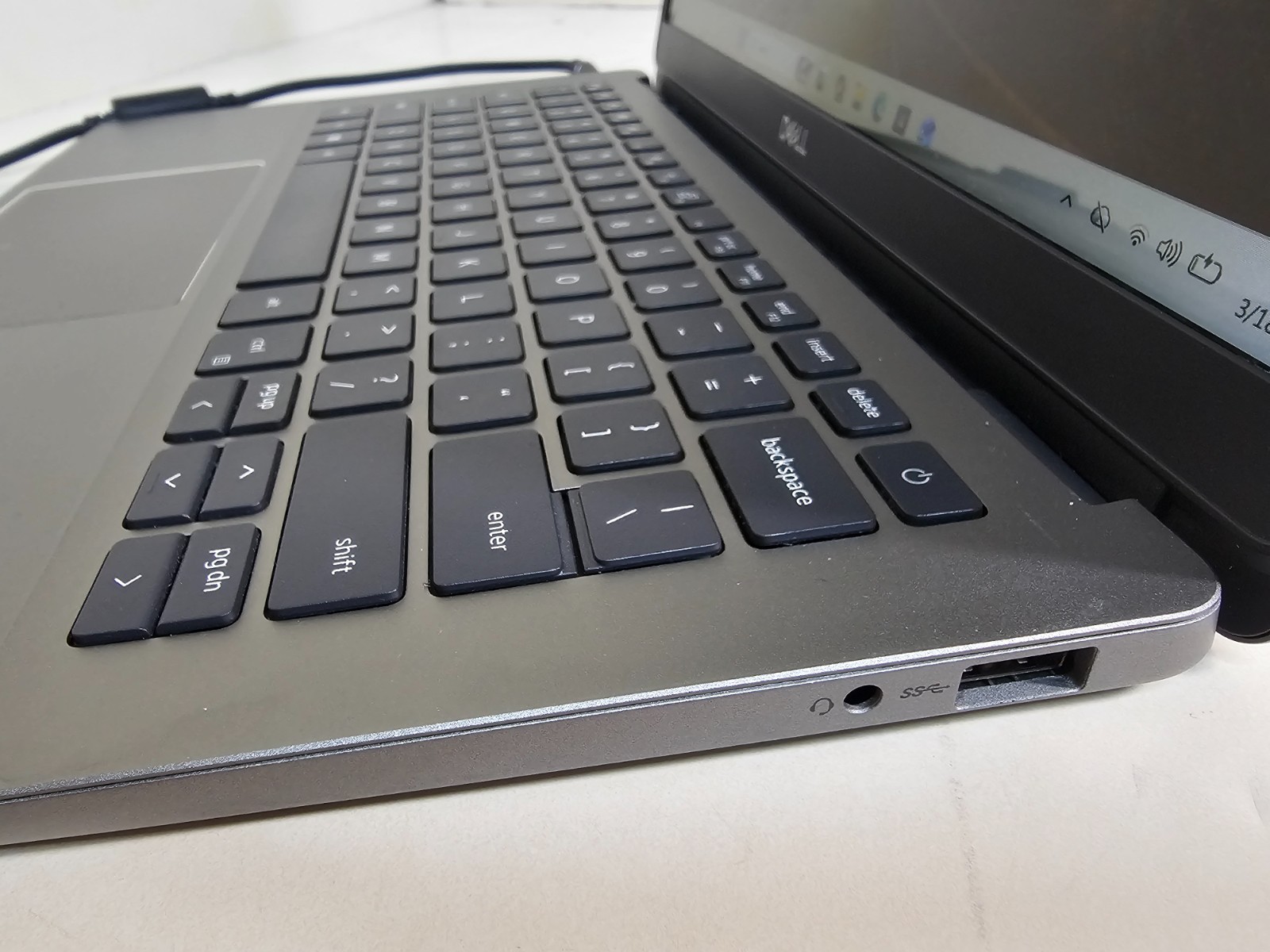 Dell Latitude 3301 Laptop – 1.8 GHz i7-8565U 8GB 256GB SSD Wi-Fi Webcam 13.3″ 3