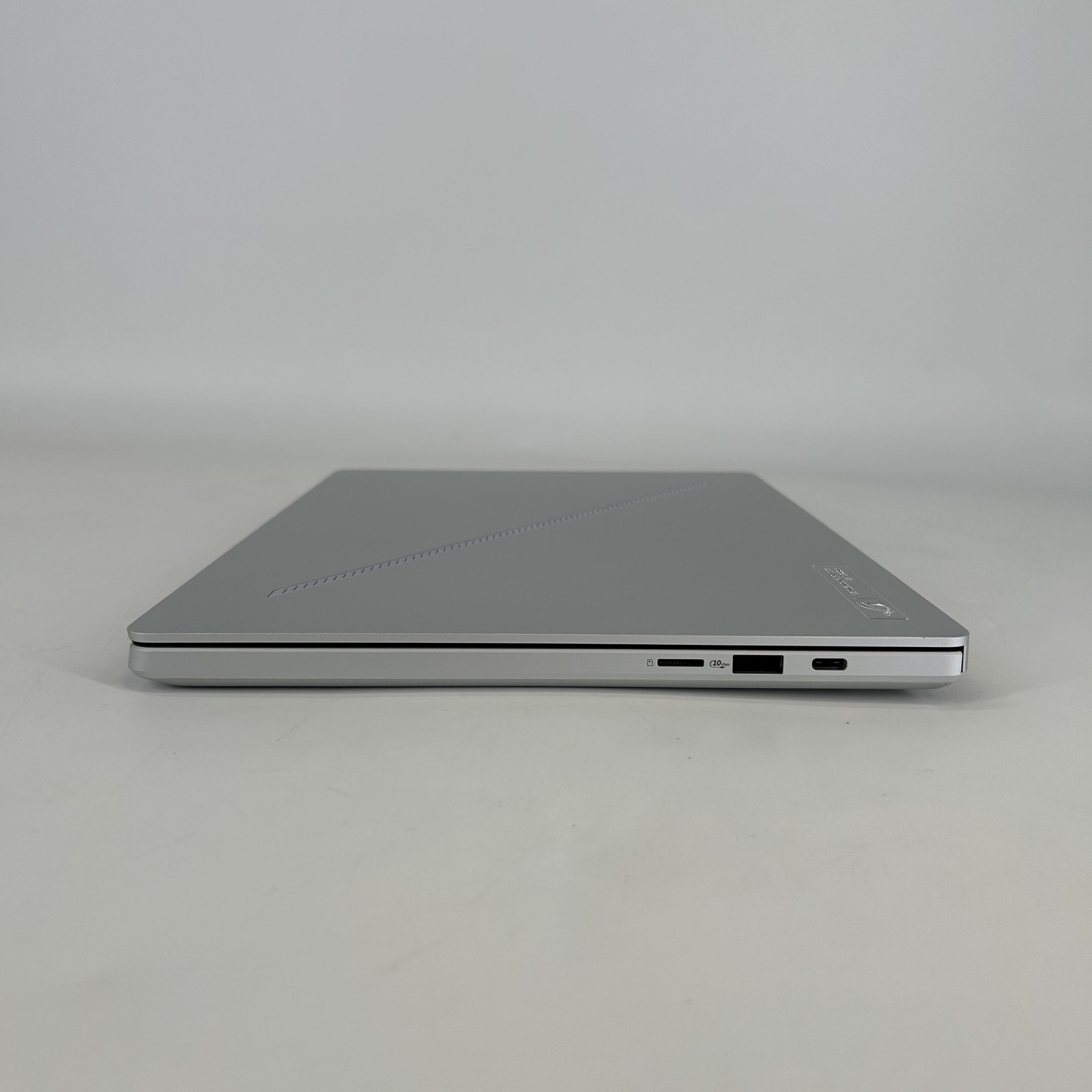 Asus ROG Zephyrus G14 GA403 14 120Hz QHD+ 4.0 GHz Ryzen 9 270 16GB 1TB RTX 5060
