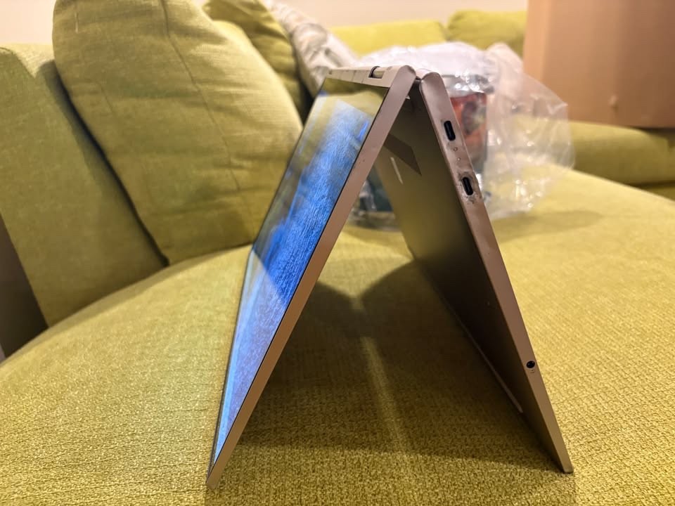 Lenovo Yoga C740 2-1 Touchscreen i7 10th Gen/12gigs/ 512SSD—–cosmetic