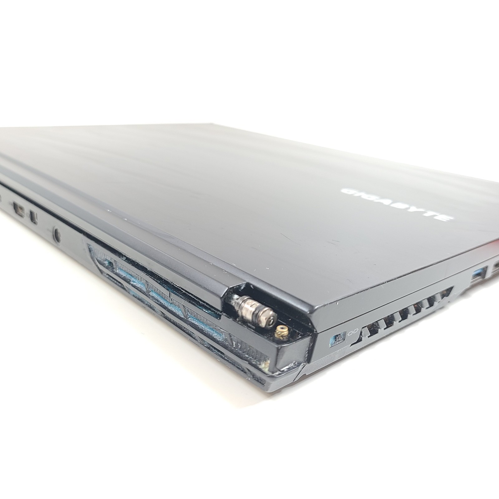 Gigabyte Notebook RC56 16″ Intel i-7 13620H @ 2.40 GHz NO SSD 16GB RAM FOR PARTS