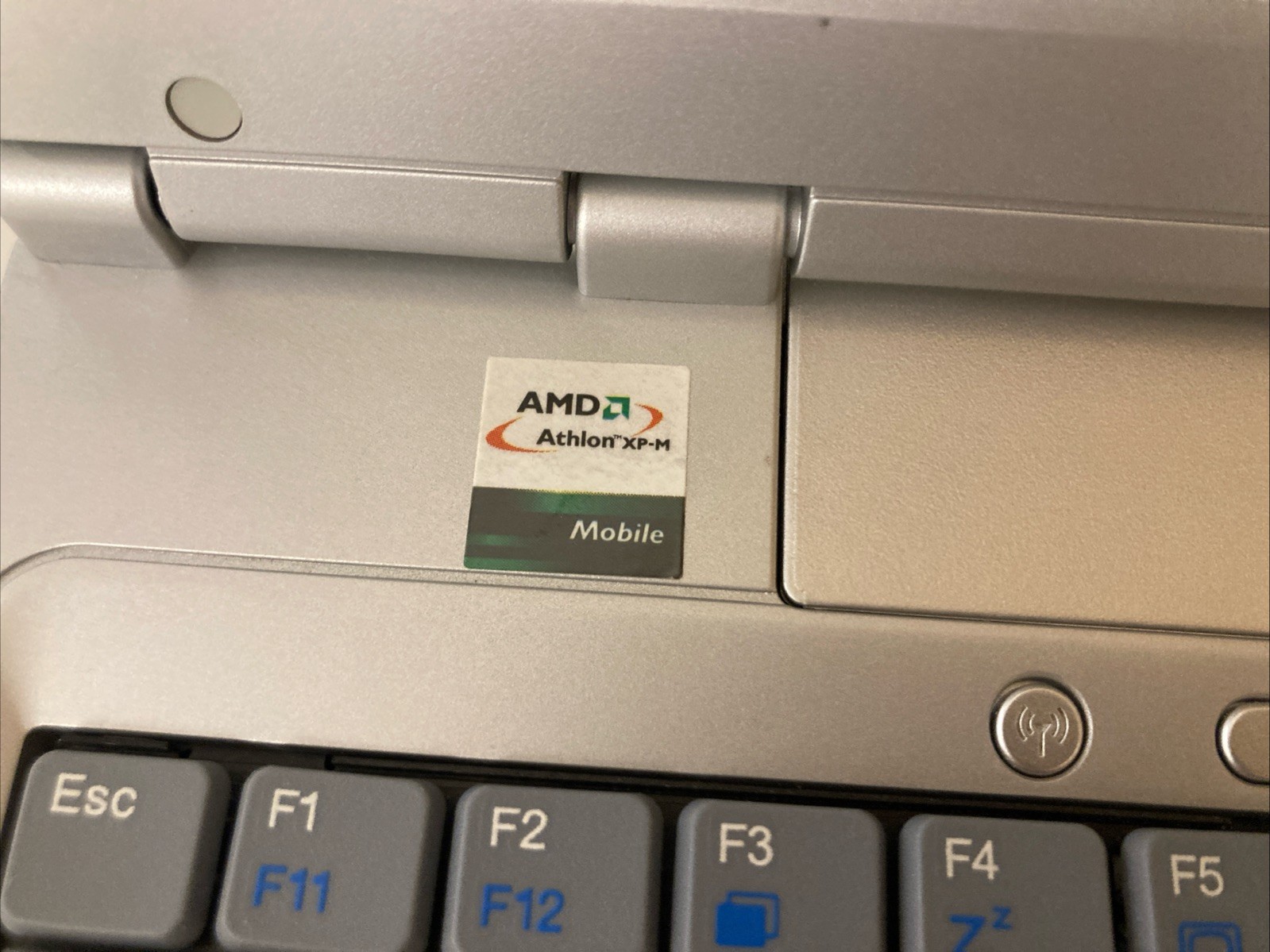 💻 Averatec 3200 💾 AMD Athlon XP-M 2000+ 512MB RAM🔋Turns On | No HDD | Vintage