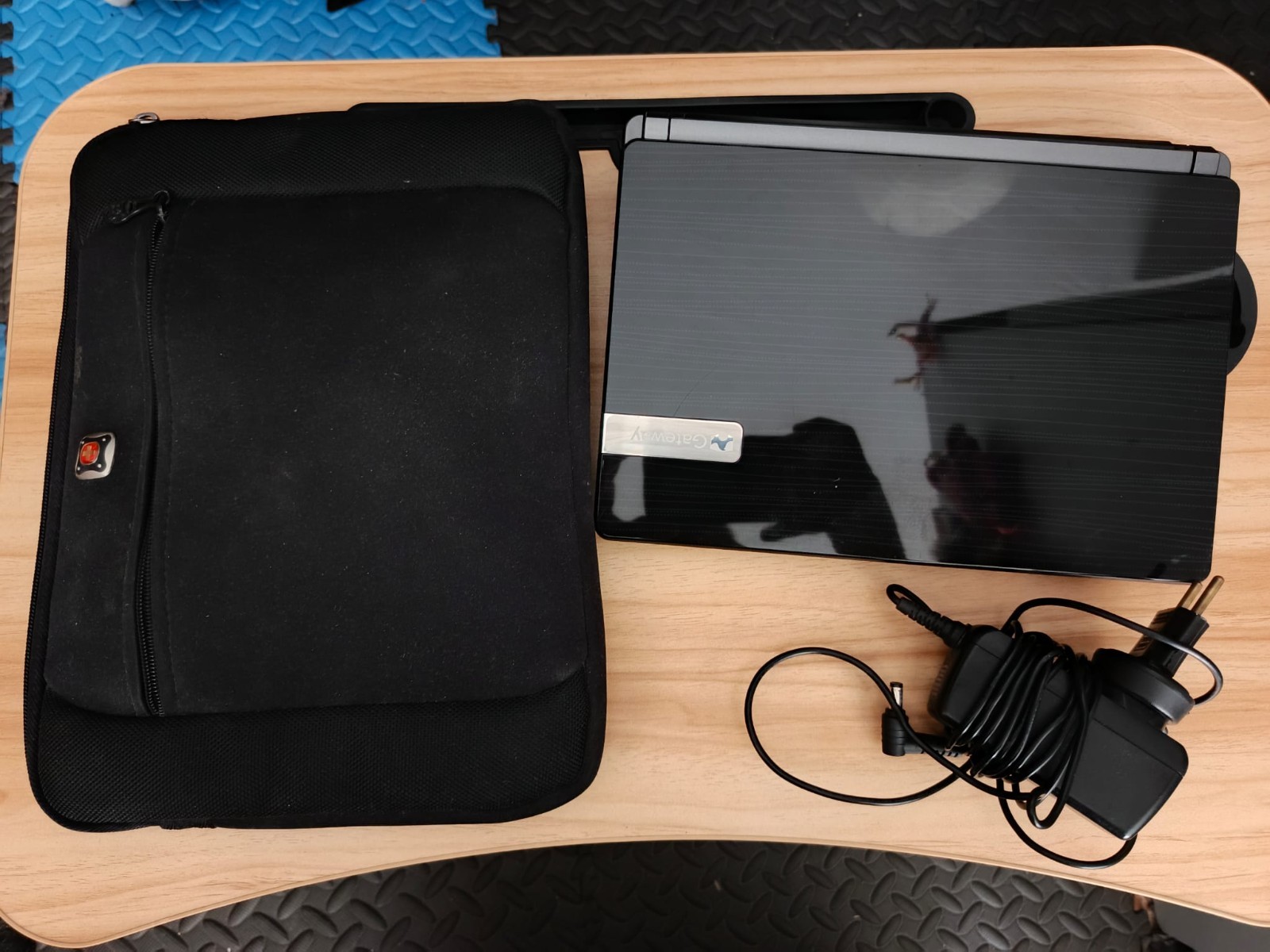 Gateway LT4004u laptop/ Netbook + charger + carrying case