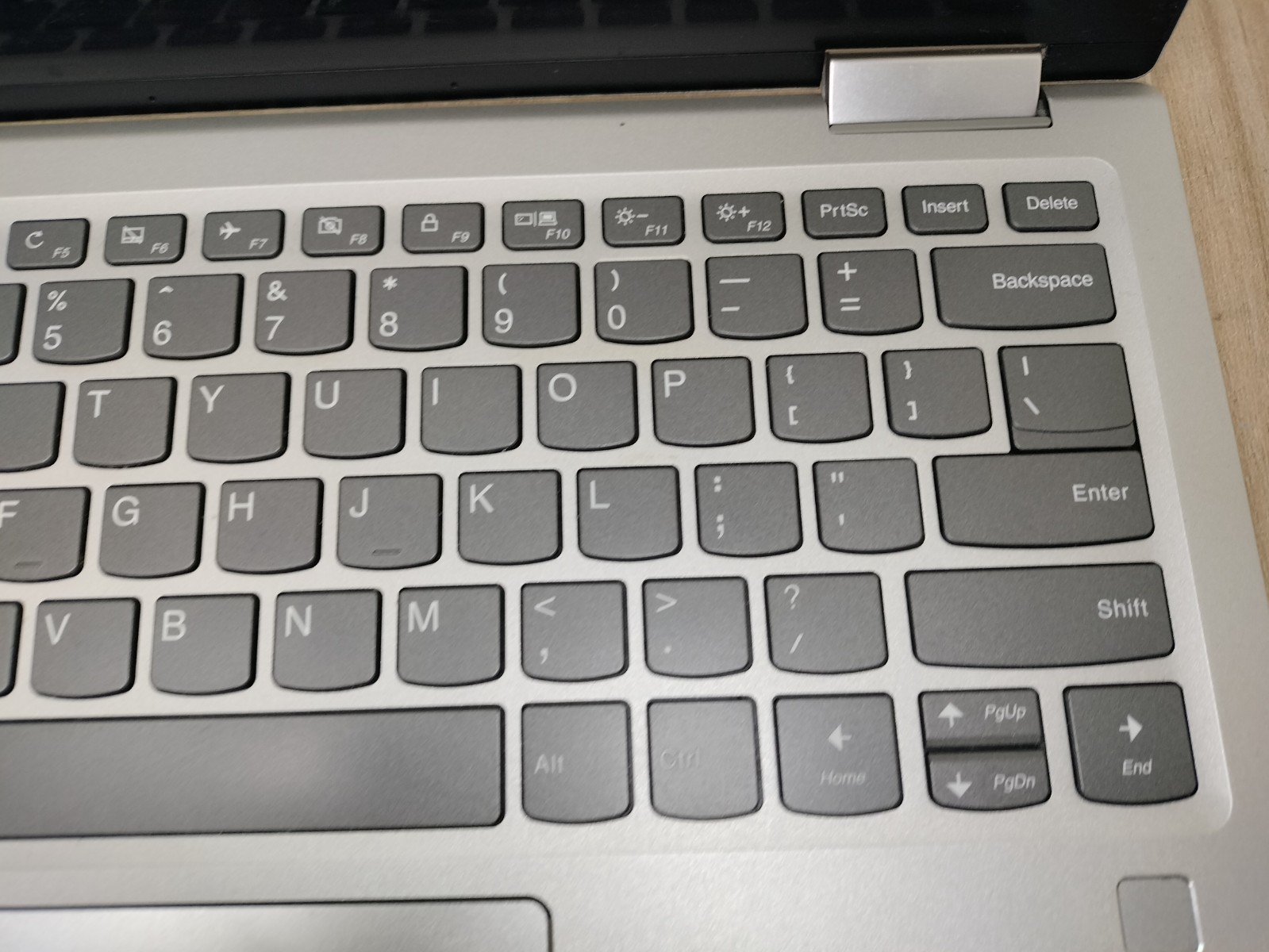 Lenovo Yoga 720-13IKB 13.3″ i5-7200U 2.5GHz 8GB RAM | NO SSD/HD/OS