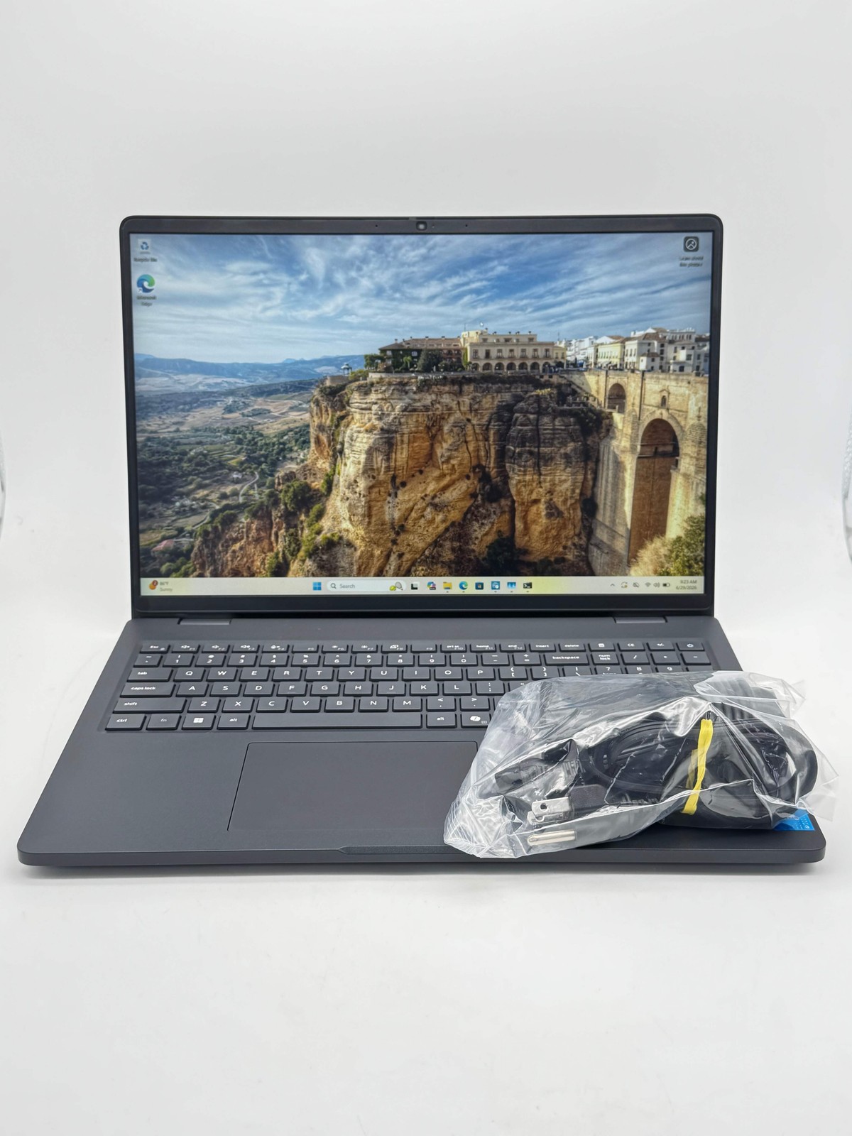 Dell Pro 16 PC16250 16″ Core 3 8GB 256GB SSD Black Used