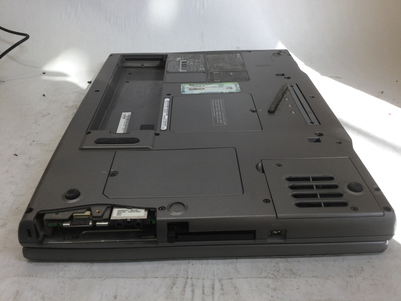 DELL INSPIRON 8600 – FOR PARTS – INTEL PENTIUM M – 128MB RAM – READ DESCRIP – BB