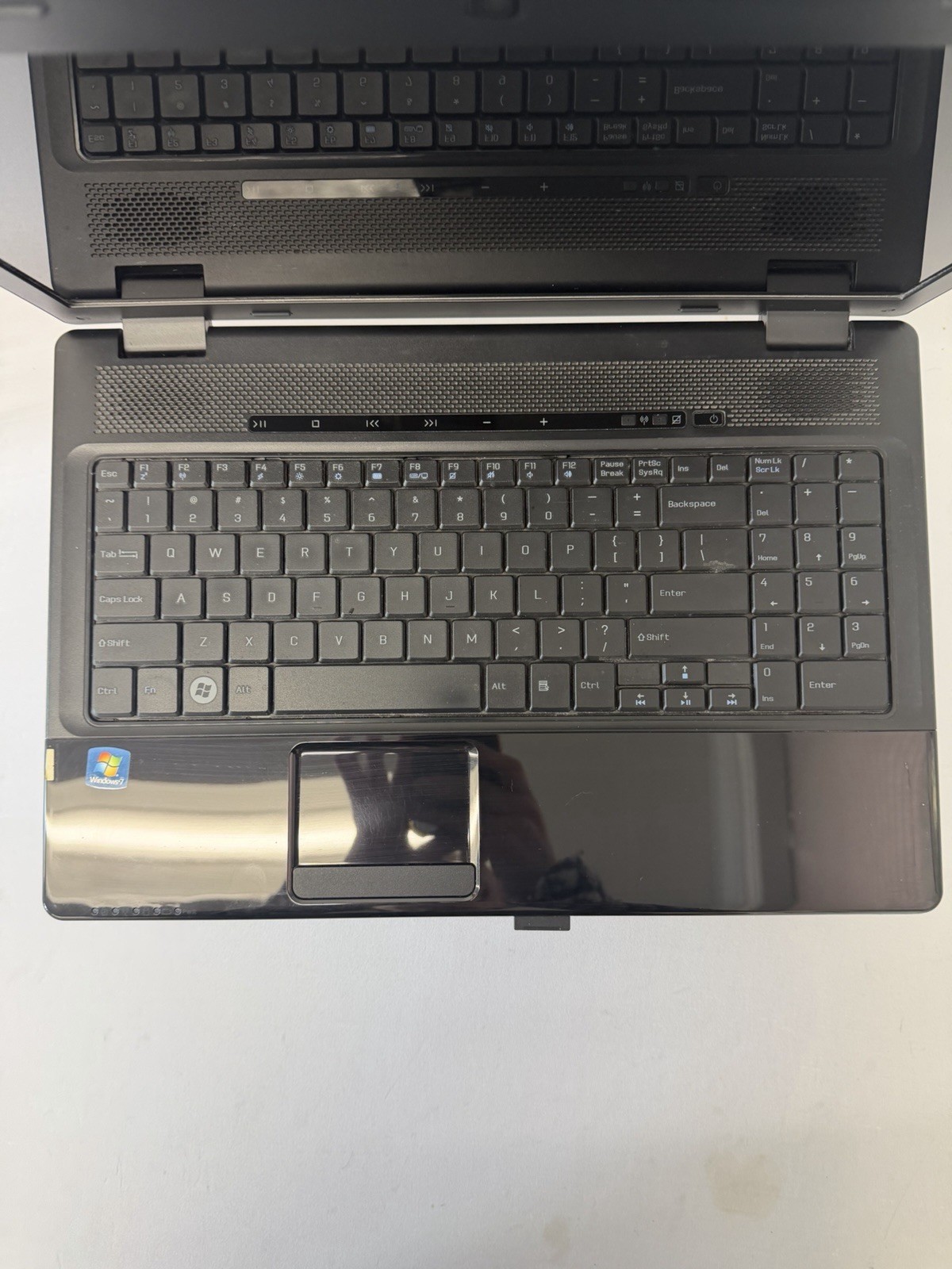 Nobilis N4047 Laptop – Screen Leaking Light – Intel Pentium P6200 – Read Des