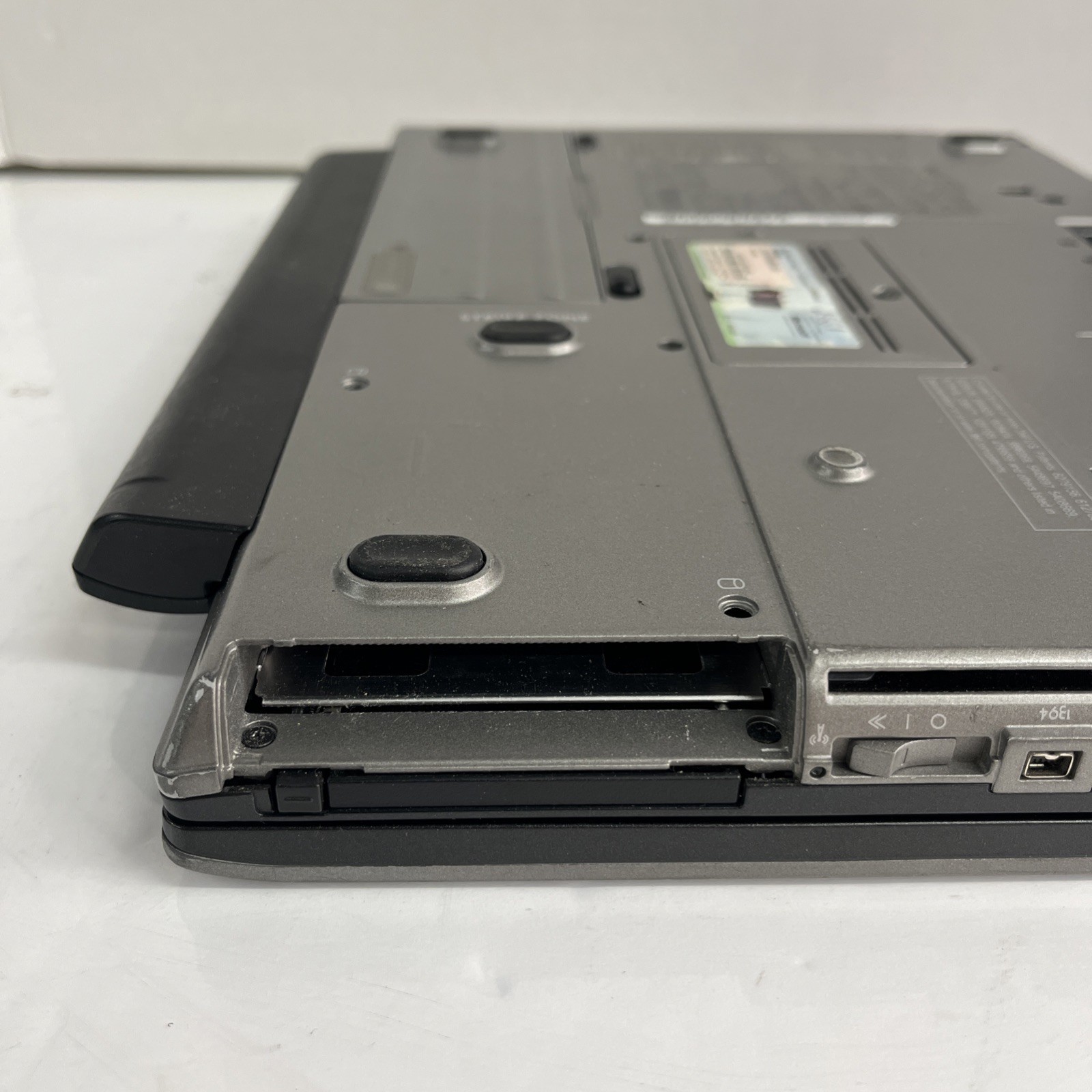 Dell Latitude D630 14″ Laptop Core 2 Duo 2.0GHz 1GB No HDD Tested -Extended Batt