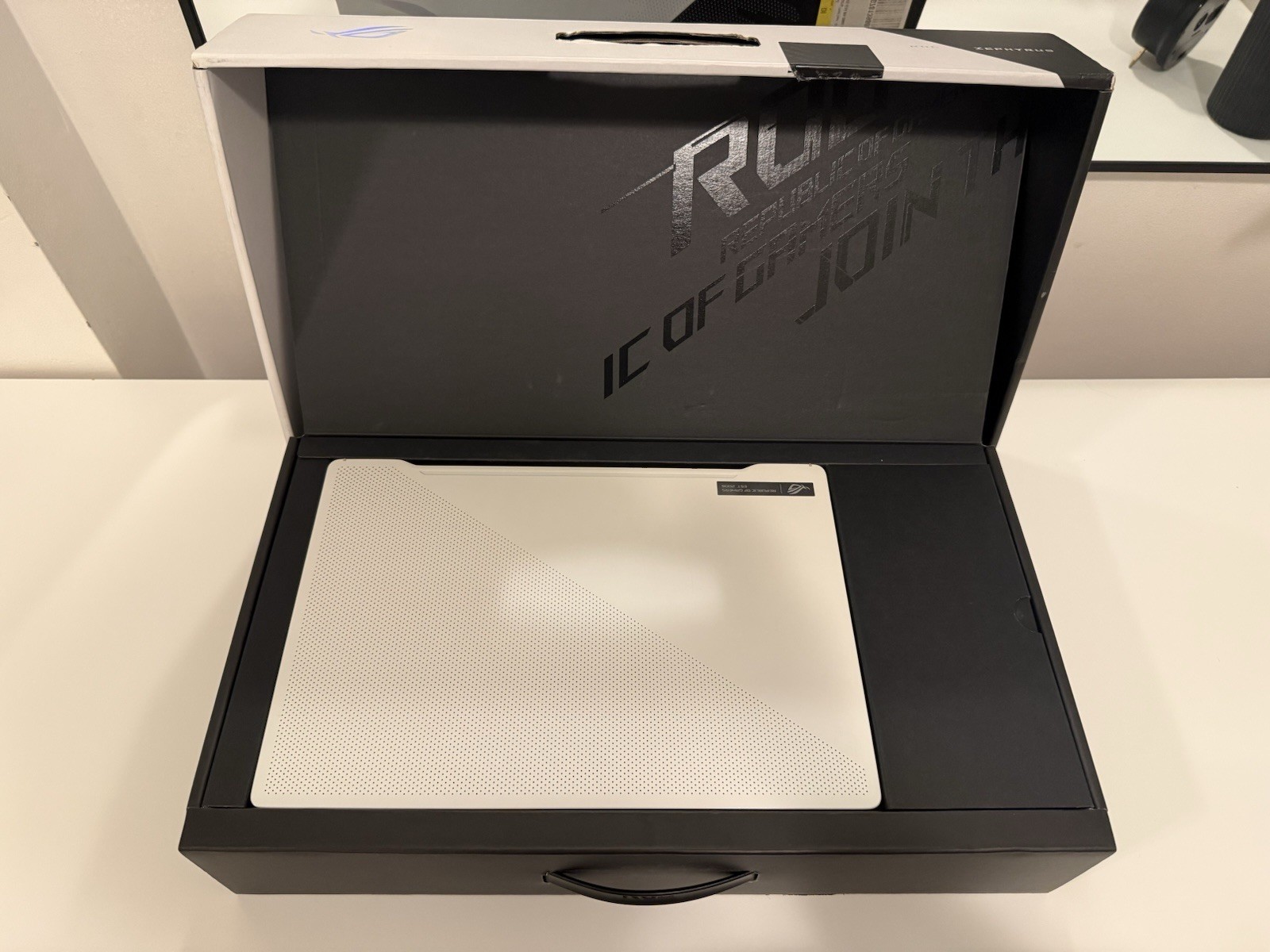 ASUS ROG Zephyrus G14 GA401IV 14” Ryzen 9 4900HS RTX 2060 Max-Q 16GB 1TB SSD