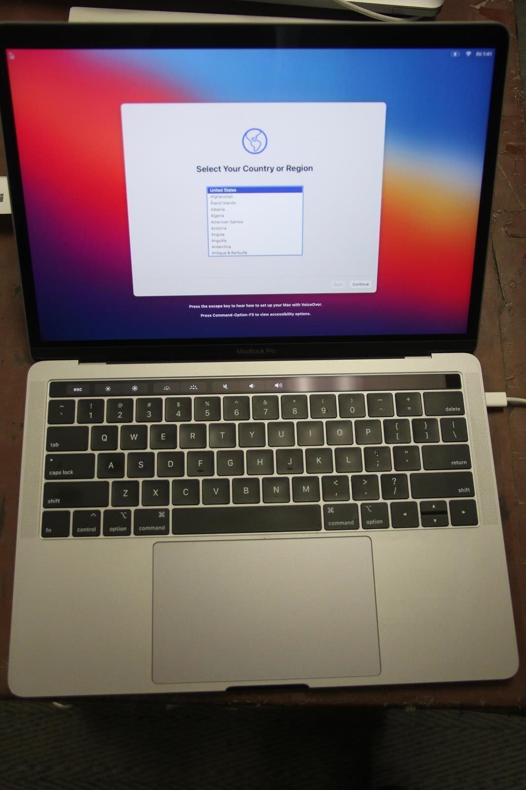 APPLE A1989 8GB RAM 256GB SSD i5 2.40GHz 13-Inch MacBookPro with Charger