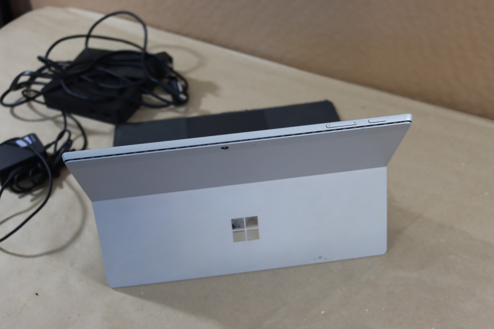 Microsoft Surface Pro 5 i5-7300U 8GB RAM 256GB Wi-Fi + LTE