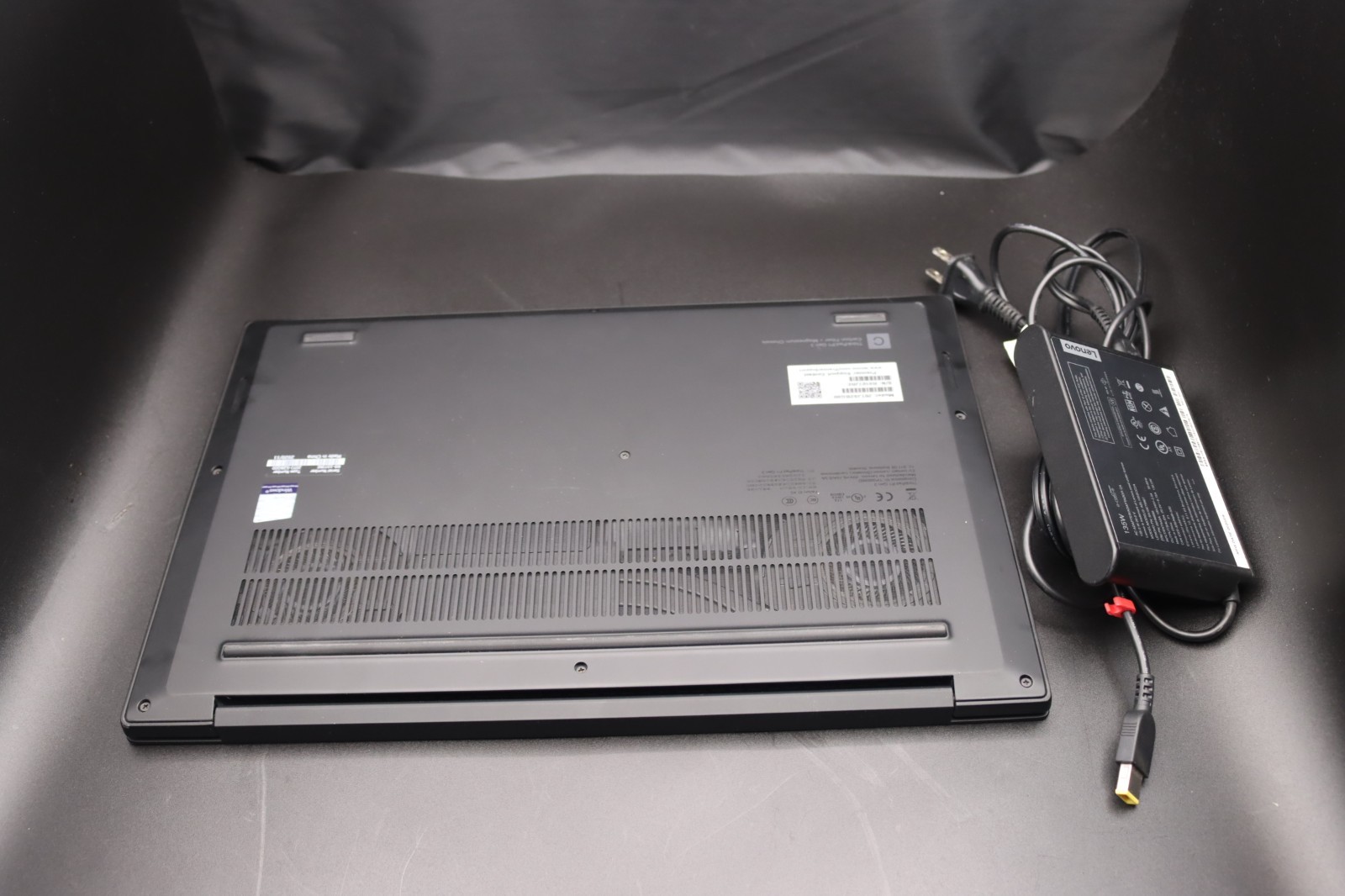 Lenovo ThinkPad P1 Gen 3 i7-10750H 32GB RAM 512GB SSD NVIDIA Quadro T1000